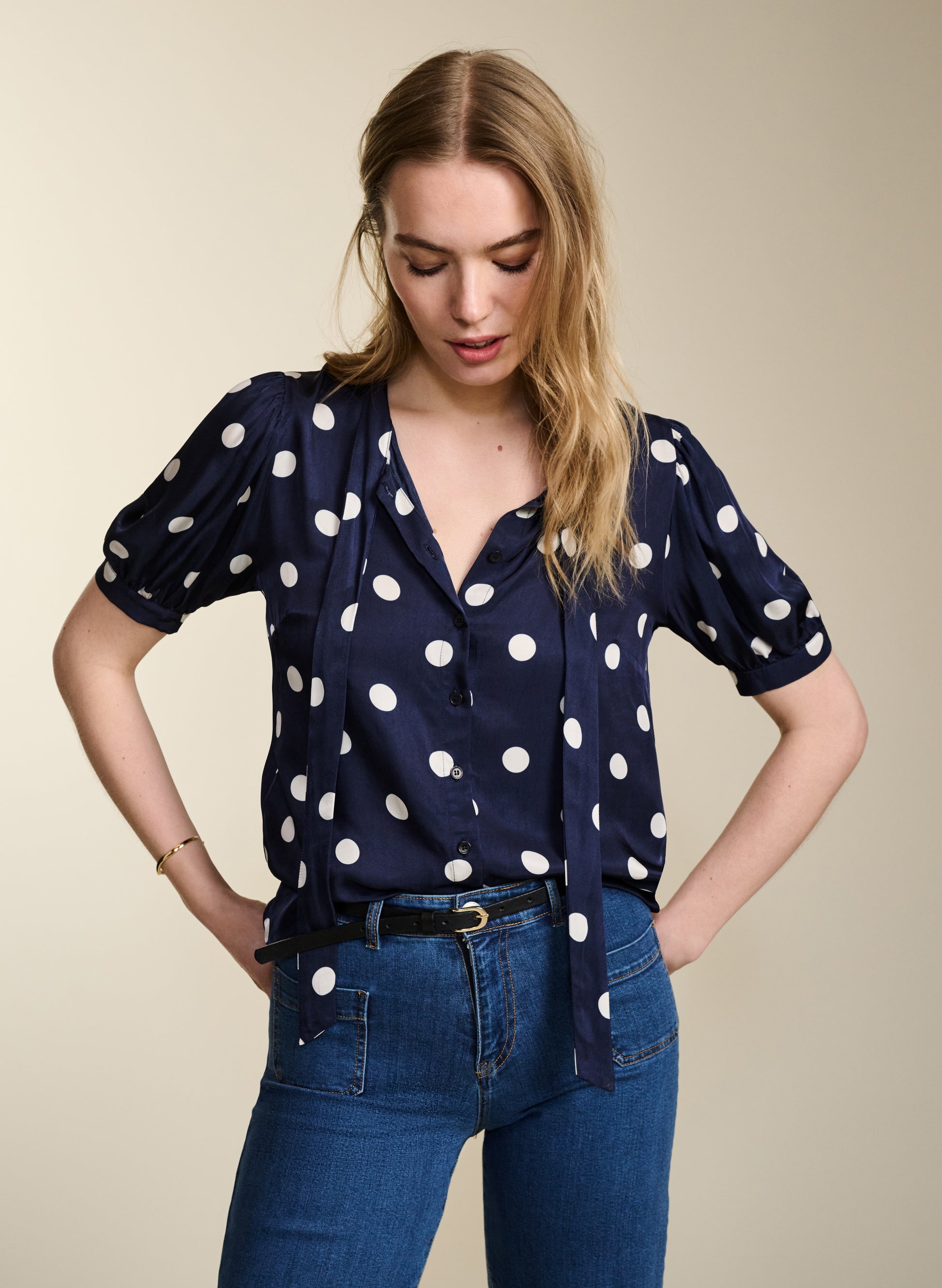 Violette Satin Blouse Navy Big Polka Baukjen