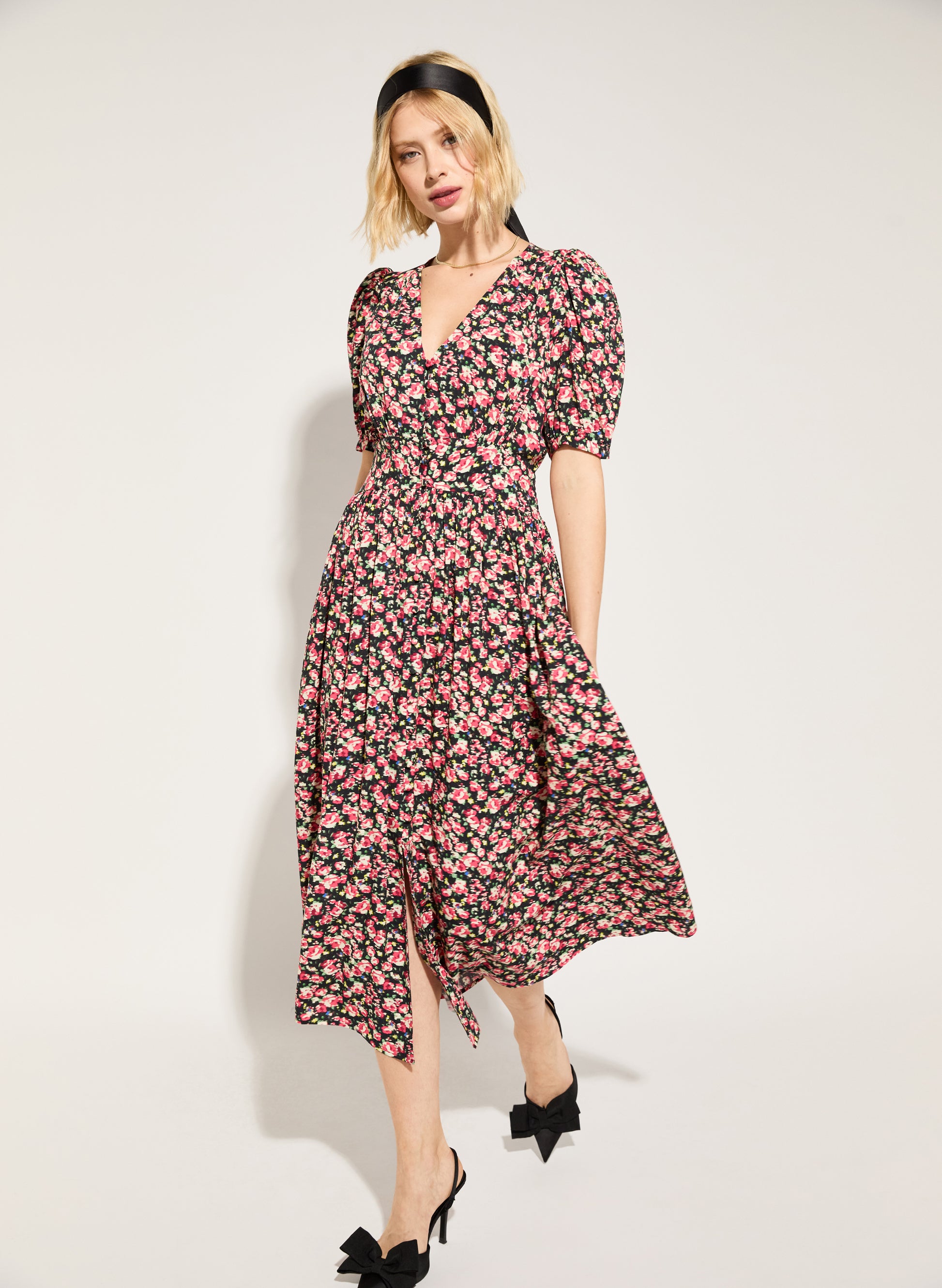 Holly V-Neck Waisted Midi Dress Black Rose Floral Baukjen