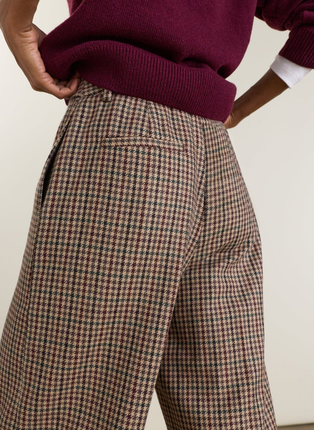 Alex Tailored Barrel Leg Trousers - Neutral Puppytooth Check Baukjen