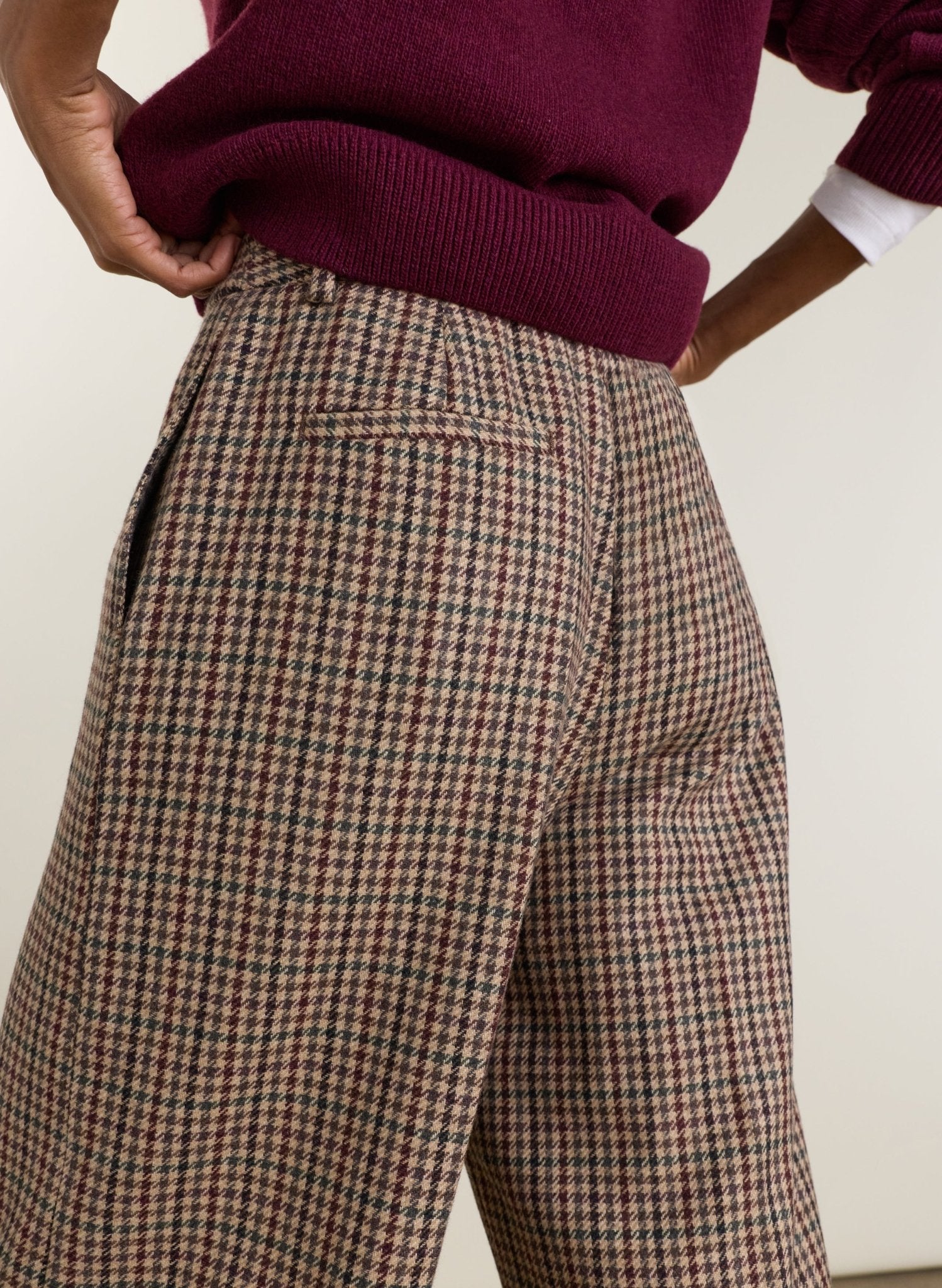 Alex Tailored Barrel Leg Trousers - Neutral Puppytooth Check Baukjen
