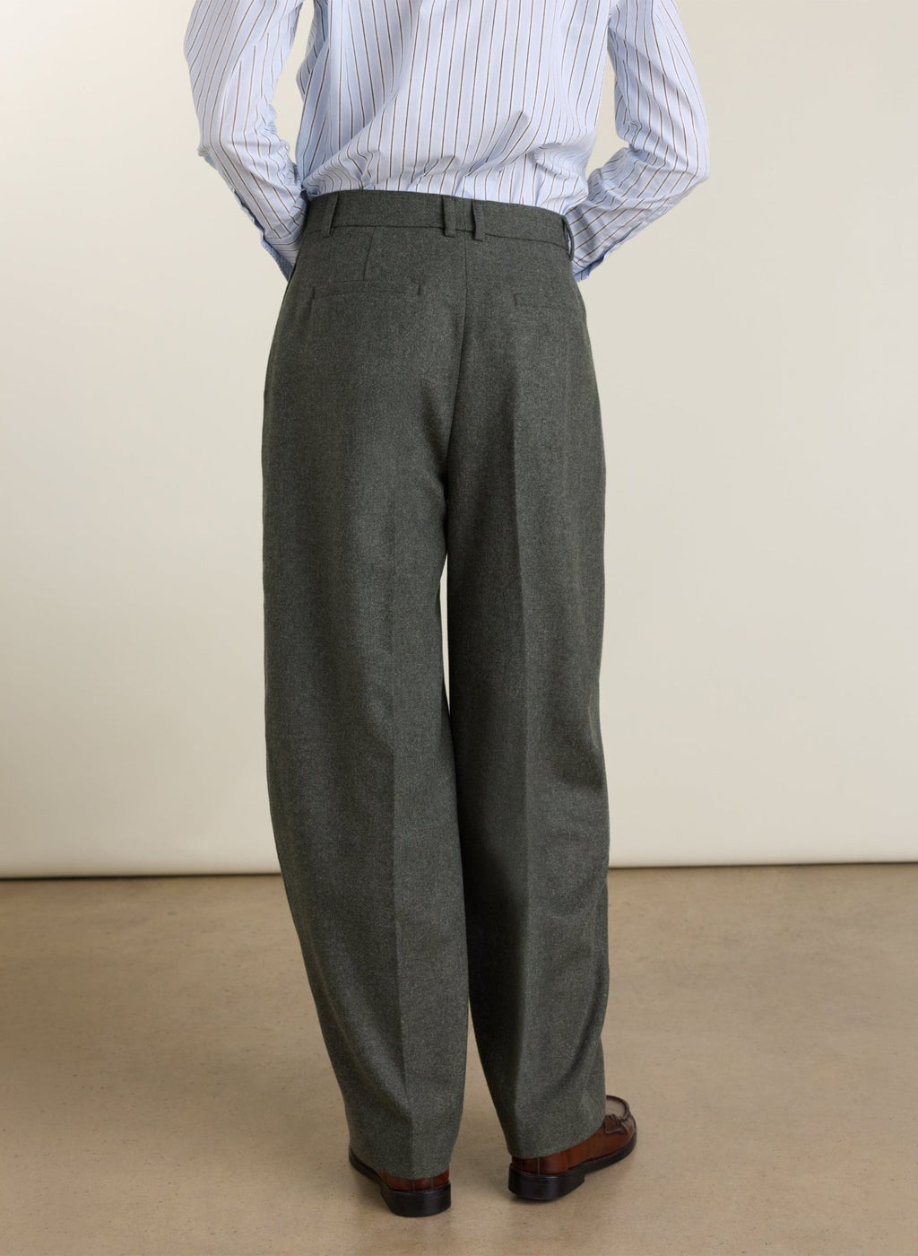 Alex Tailored Barrel Leg Trousers - Pale Khaki Baukjen