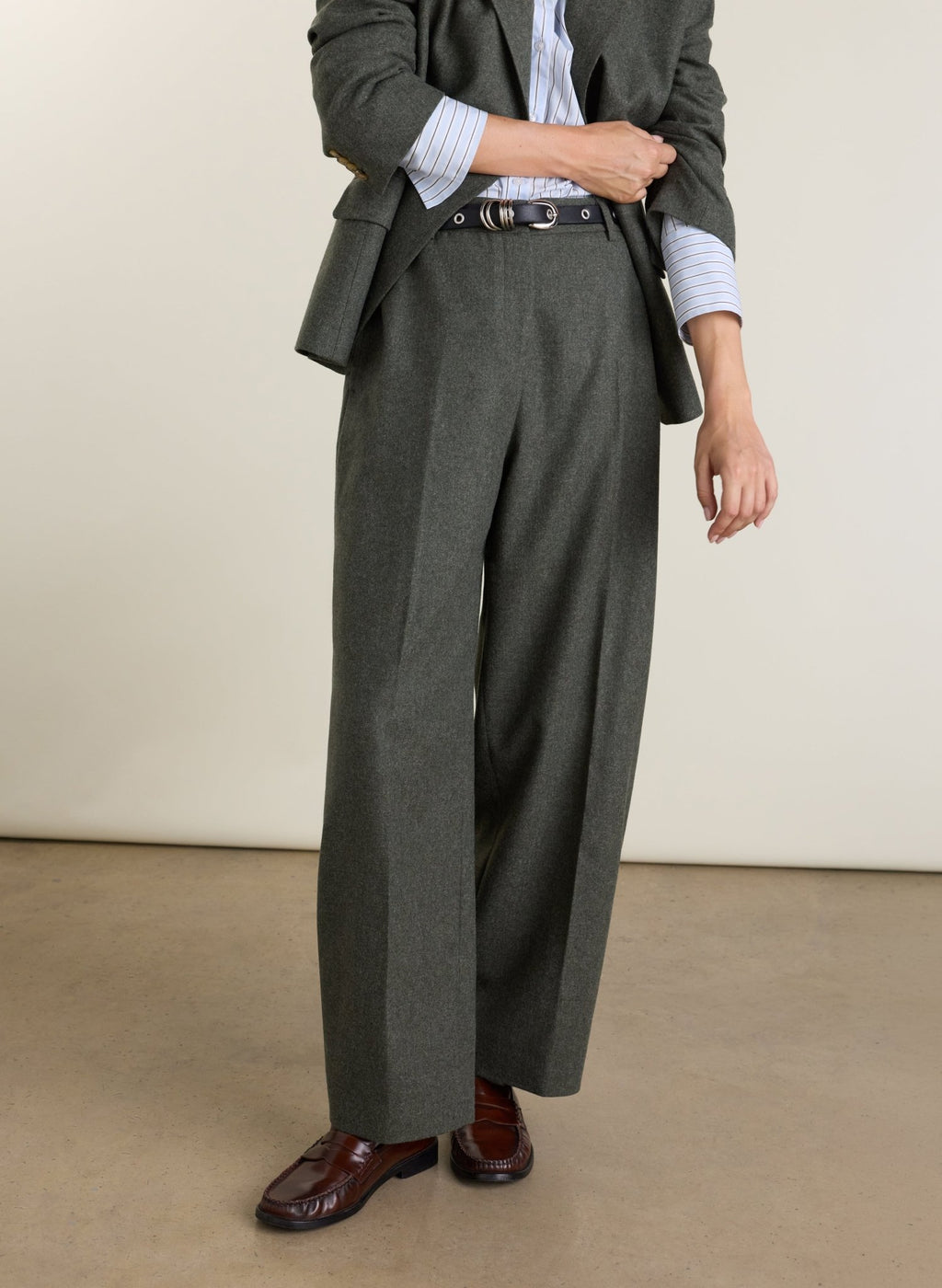 Alex Tailored Barrel Leg Trousers - Pale Khaki Baukjen