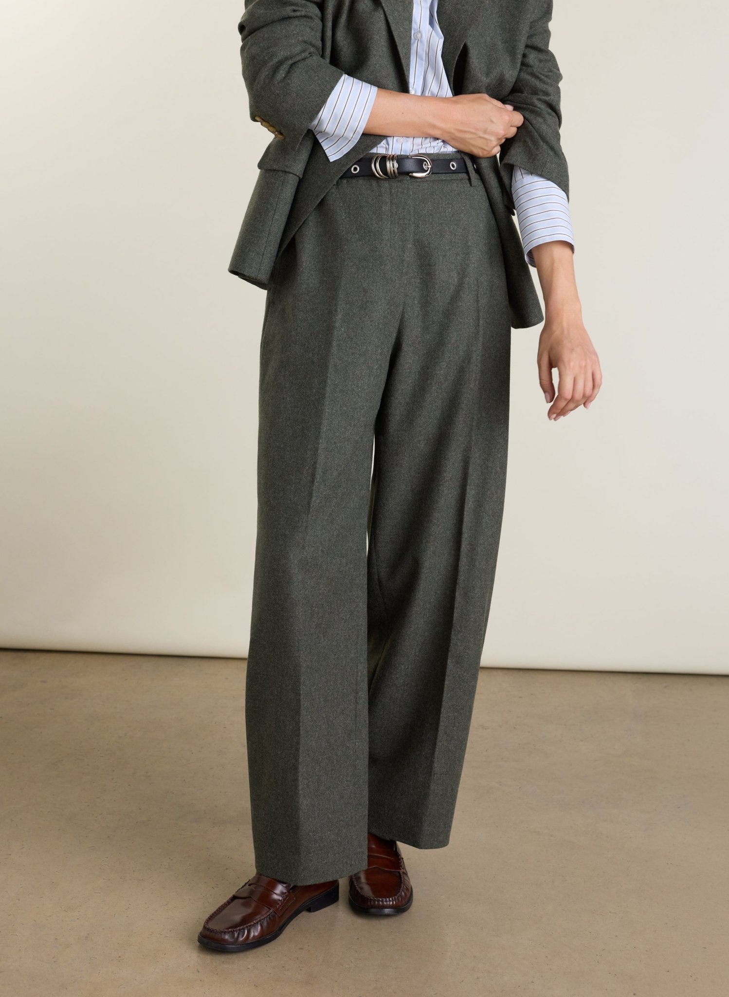 Alex Tailored Barrel Leg Trousers - Pale Khaki Baukjen