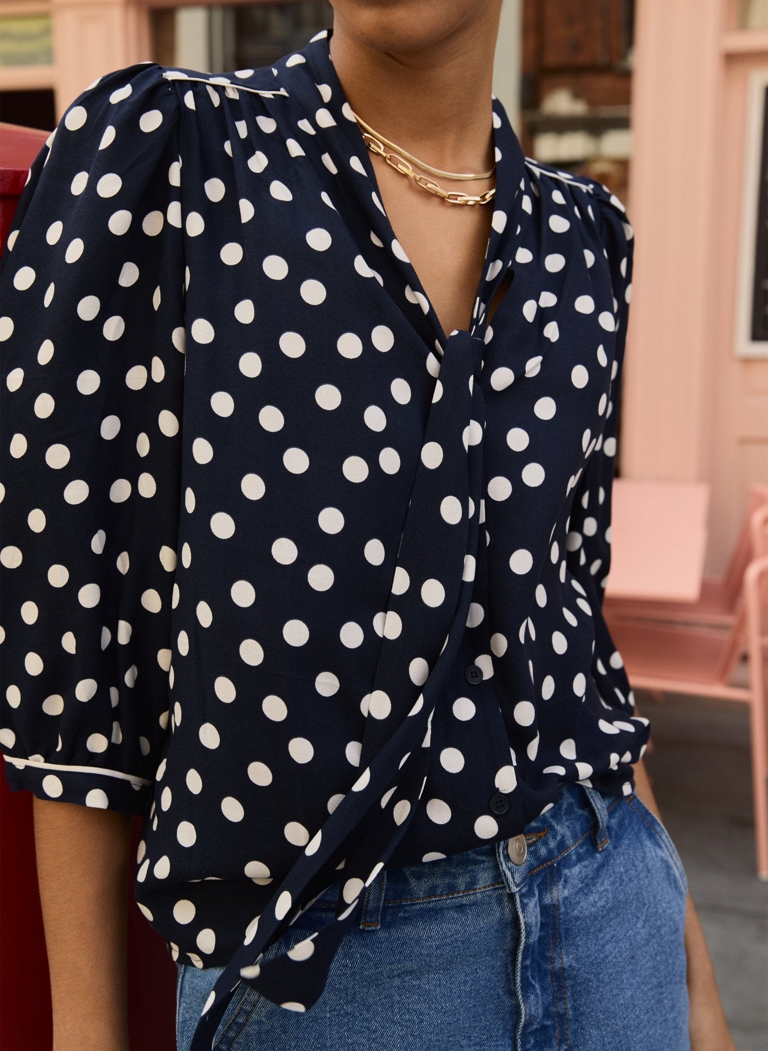 Amalie Printed Tie Neck Blouse - Navy Mini Polka Baukjen