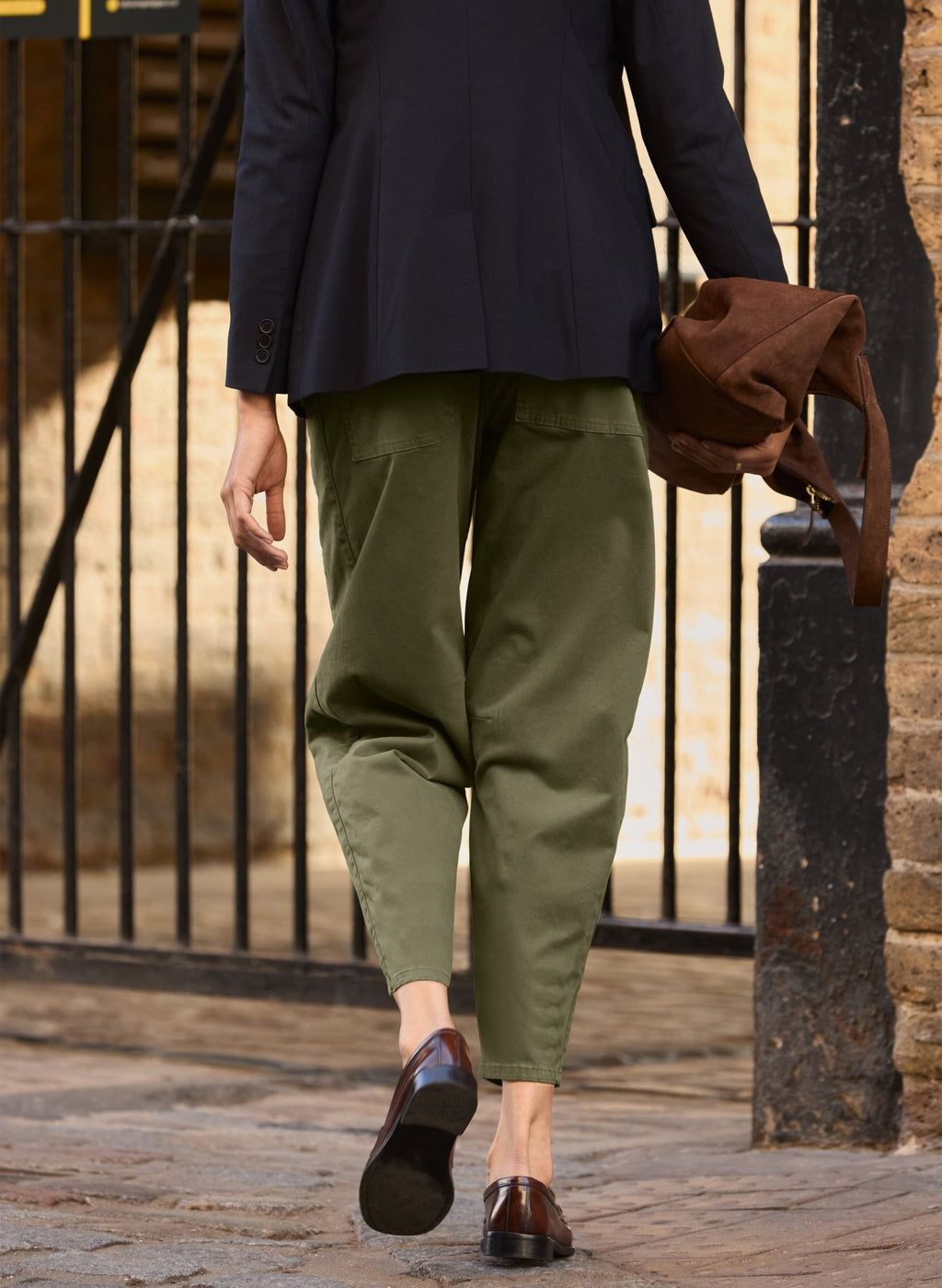 Amelia Organic Cotton Barrel Leg Cargo Trousers - Dark Olive Baukjen
