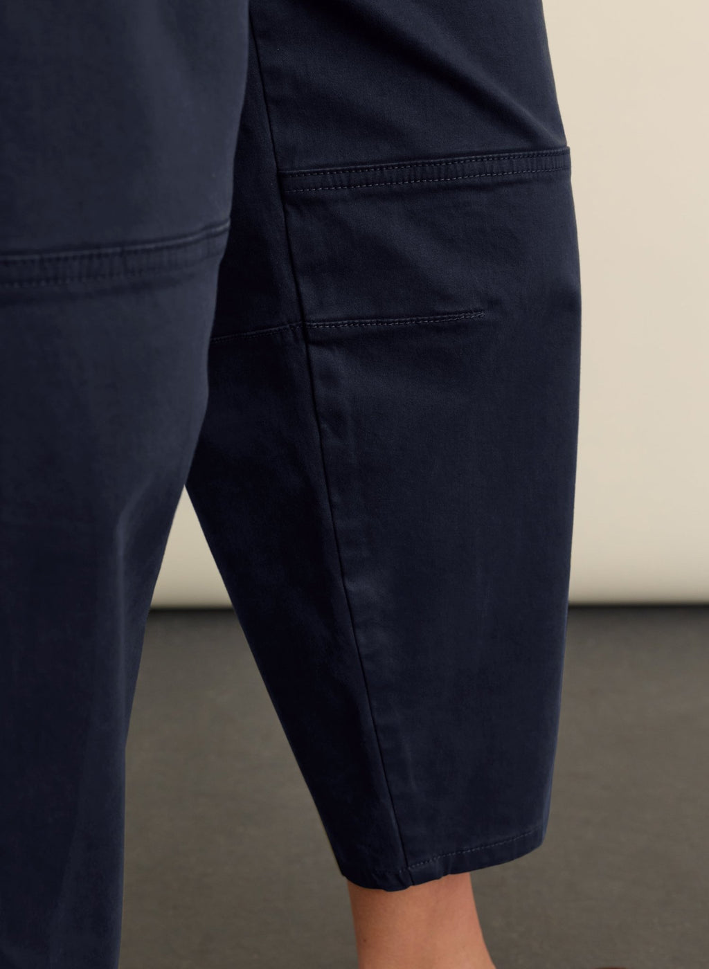 Amelia Organic Cotton Barrel Leg Cargo Trousers - French Navy Baukjen