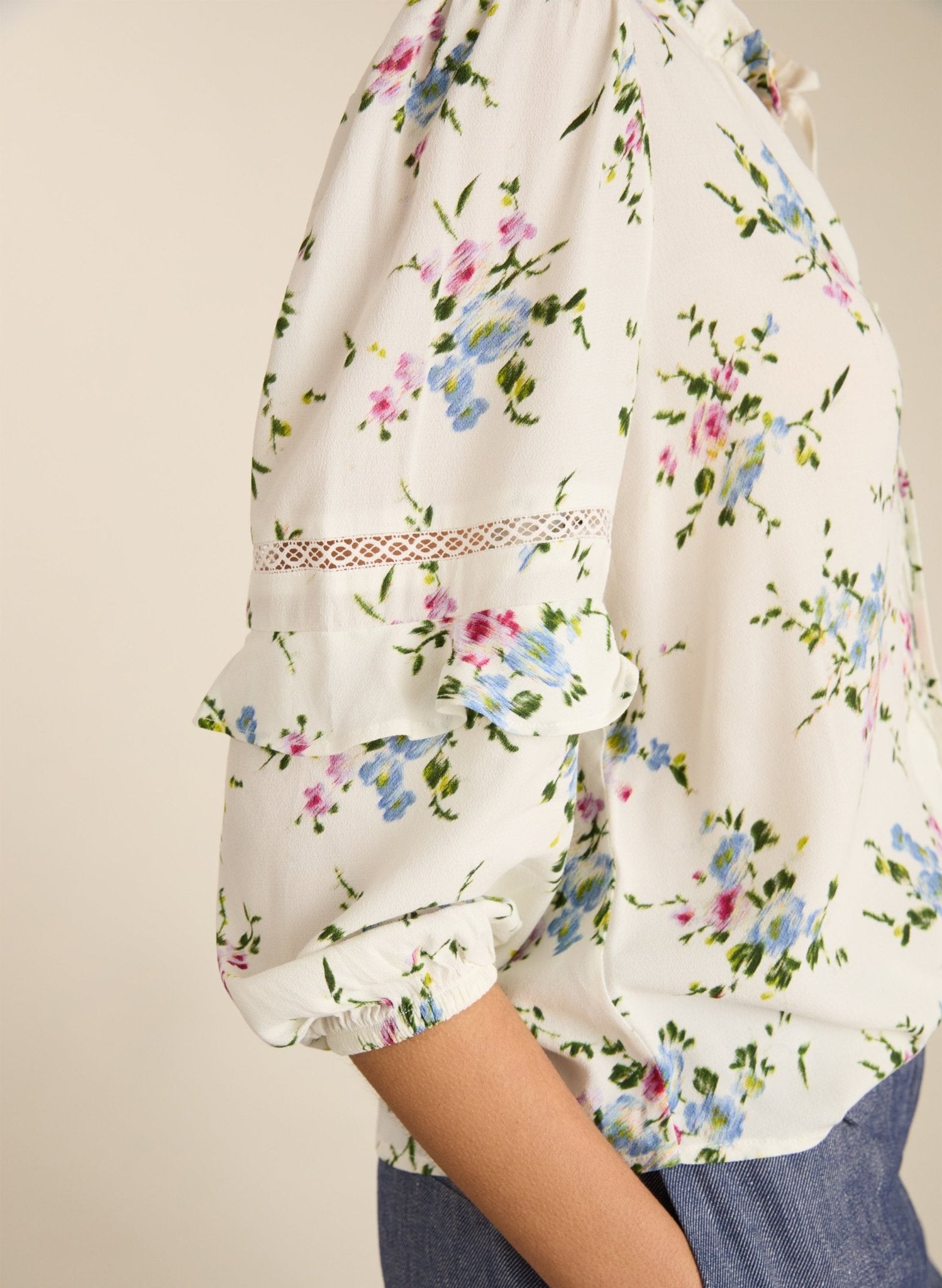 Clemenza Romantic Blouse - White Bouquet Baukjen