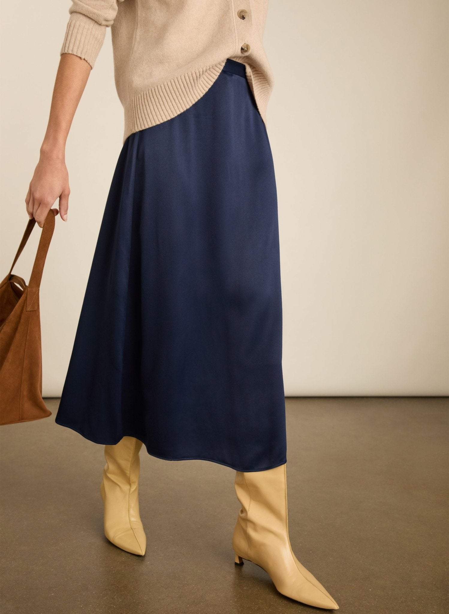 Doris Satin Slip Skirt - Classic Navy Baukjen