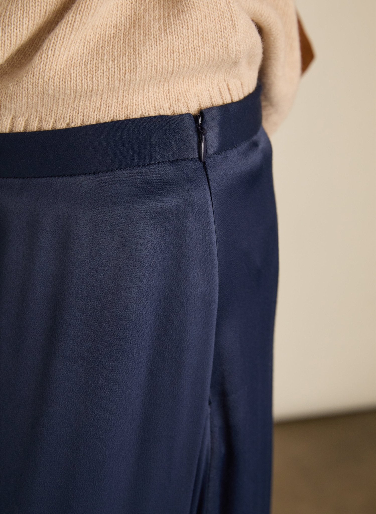 Doris Satin Slip Skirt - Classic Navy Baukjen