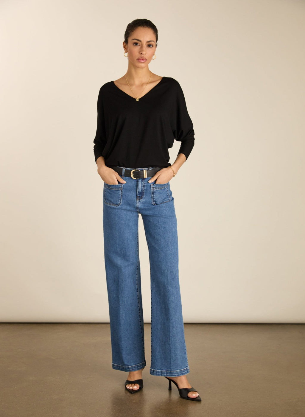 Ella Relaxed V - Neck Top - Caviar Black Baukjen