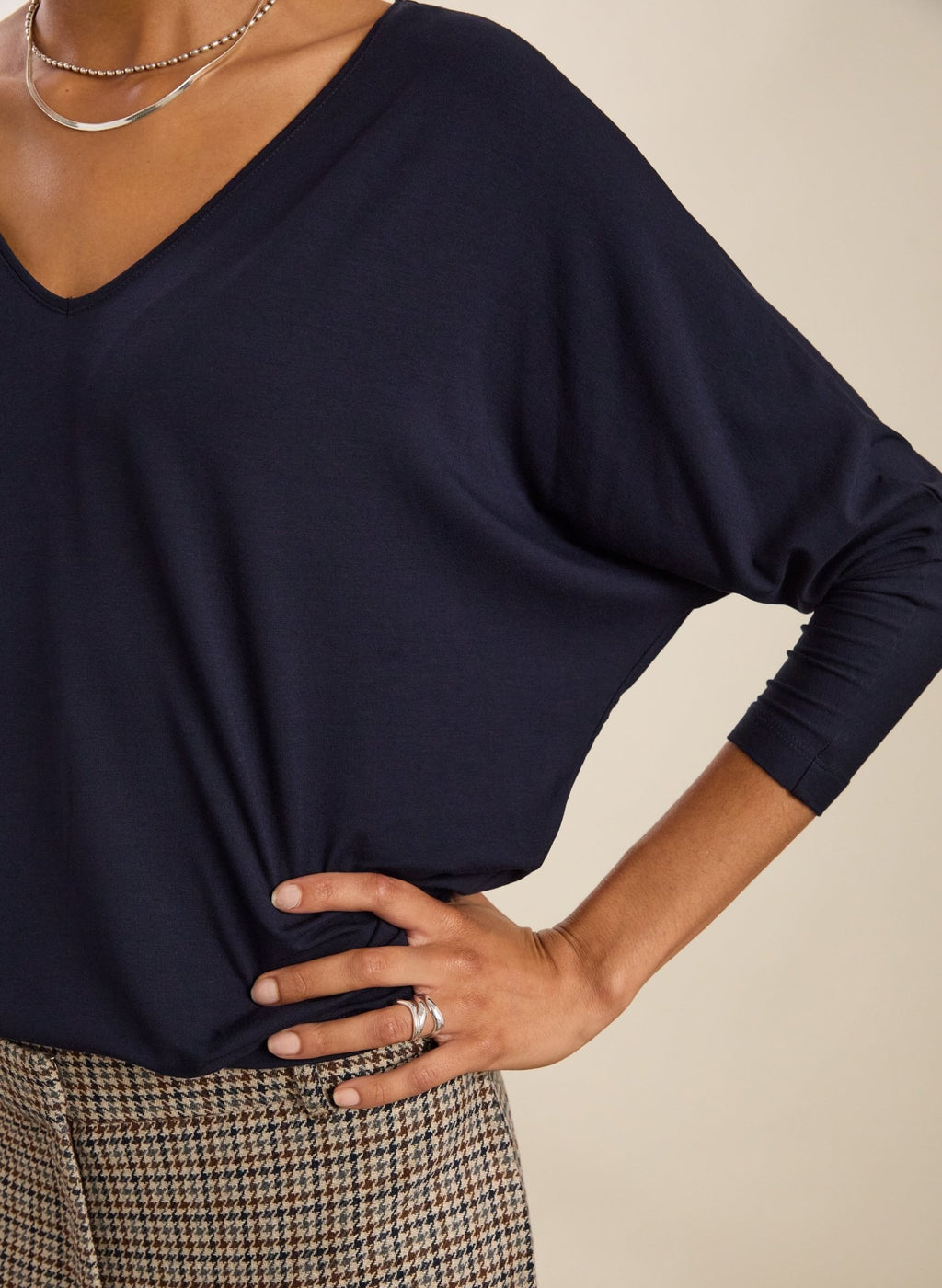 Ella Relaxed V - Neck Top - Classic Navy Baukjen