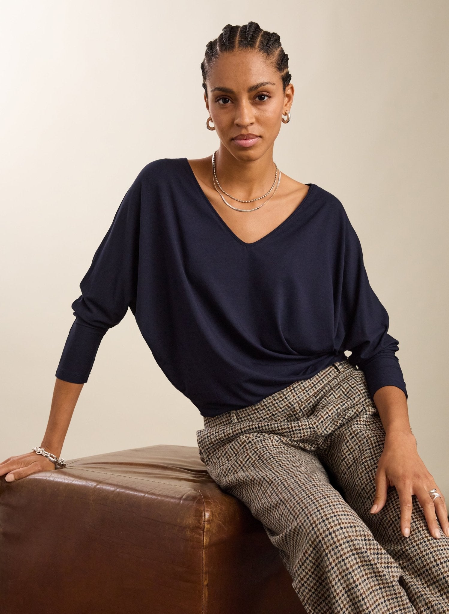 Ella Relaxed V - Neck Top - Classic Navy Baukjen