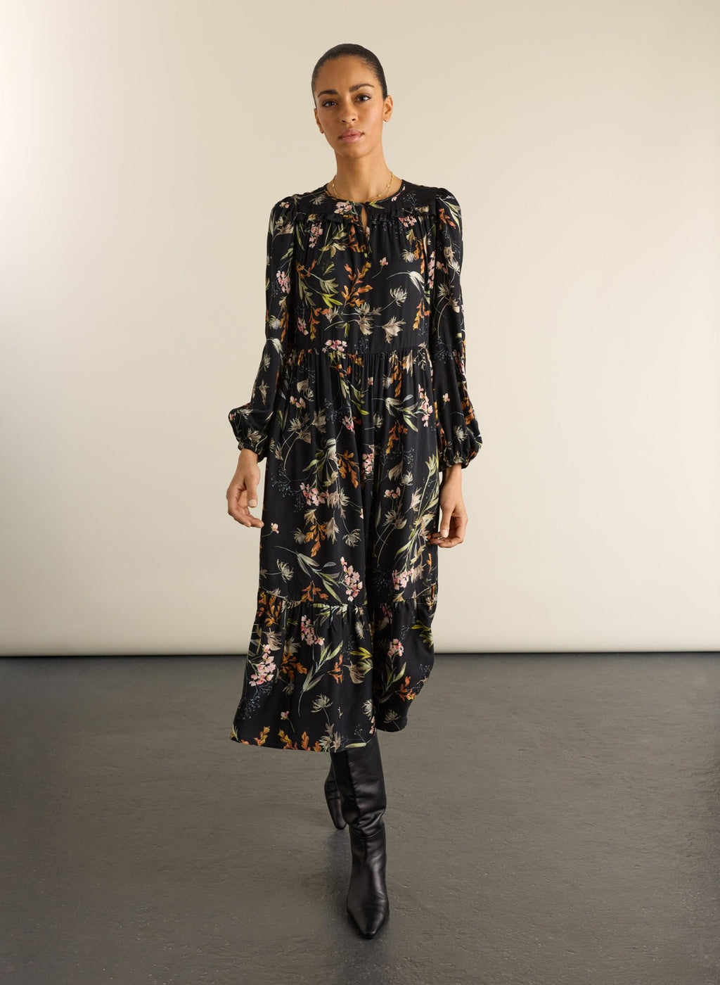 Emily Satin Midi Dress - Black Floral Baukjen