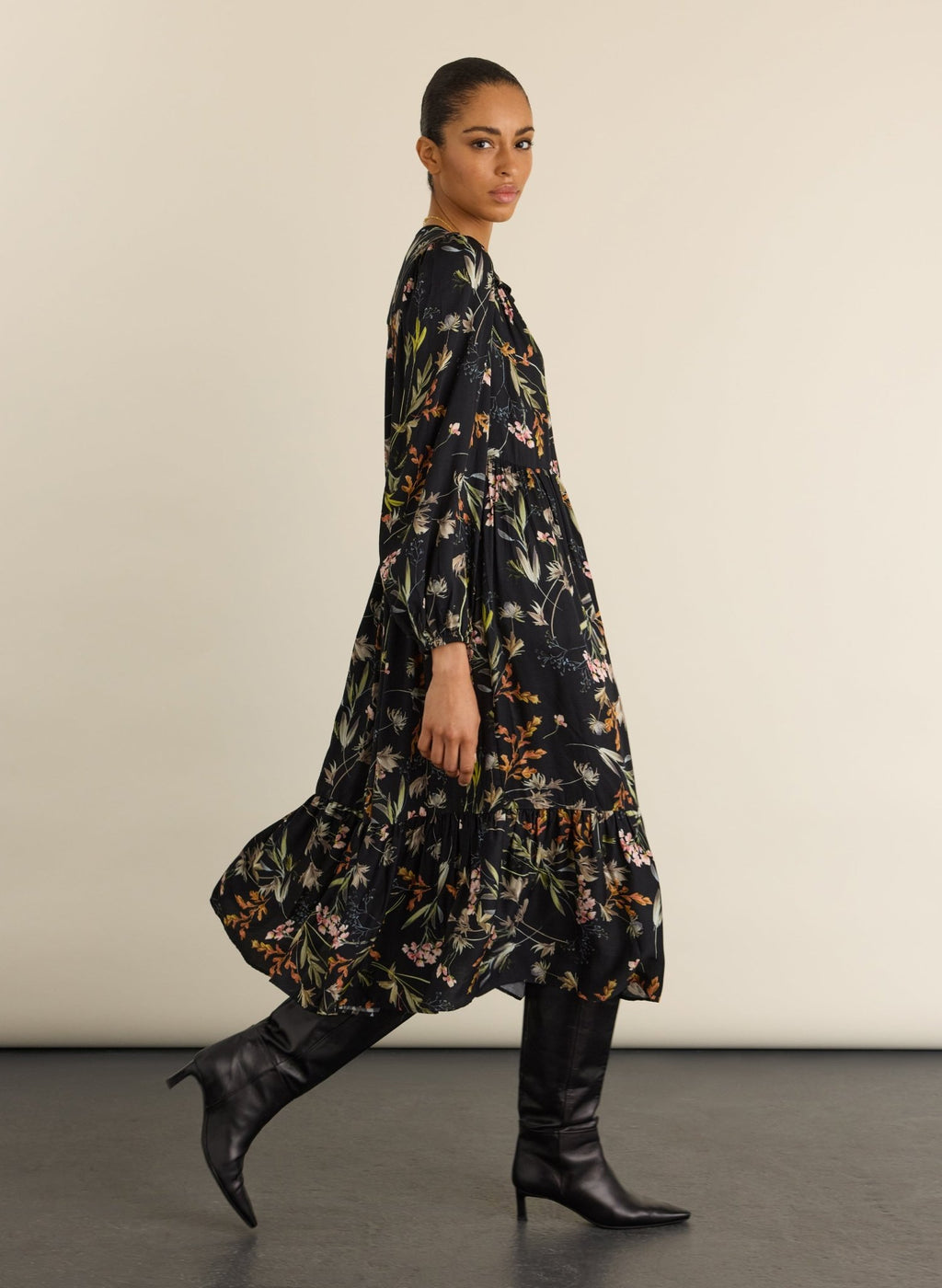Emily Satin Midi Dress - Black Floral Baukjen