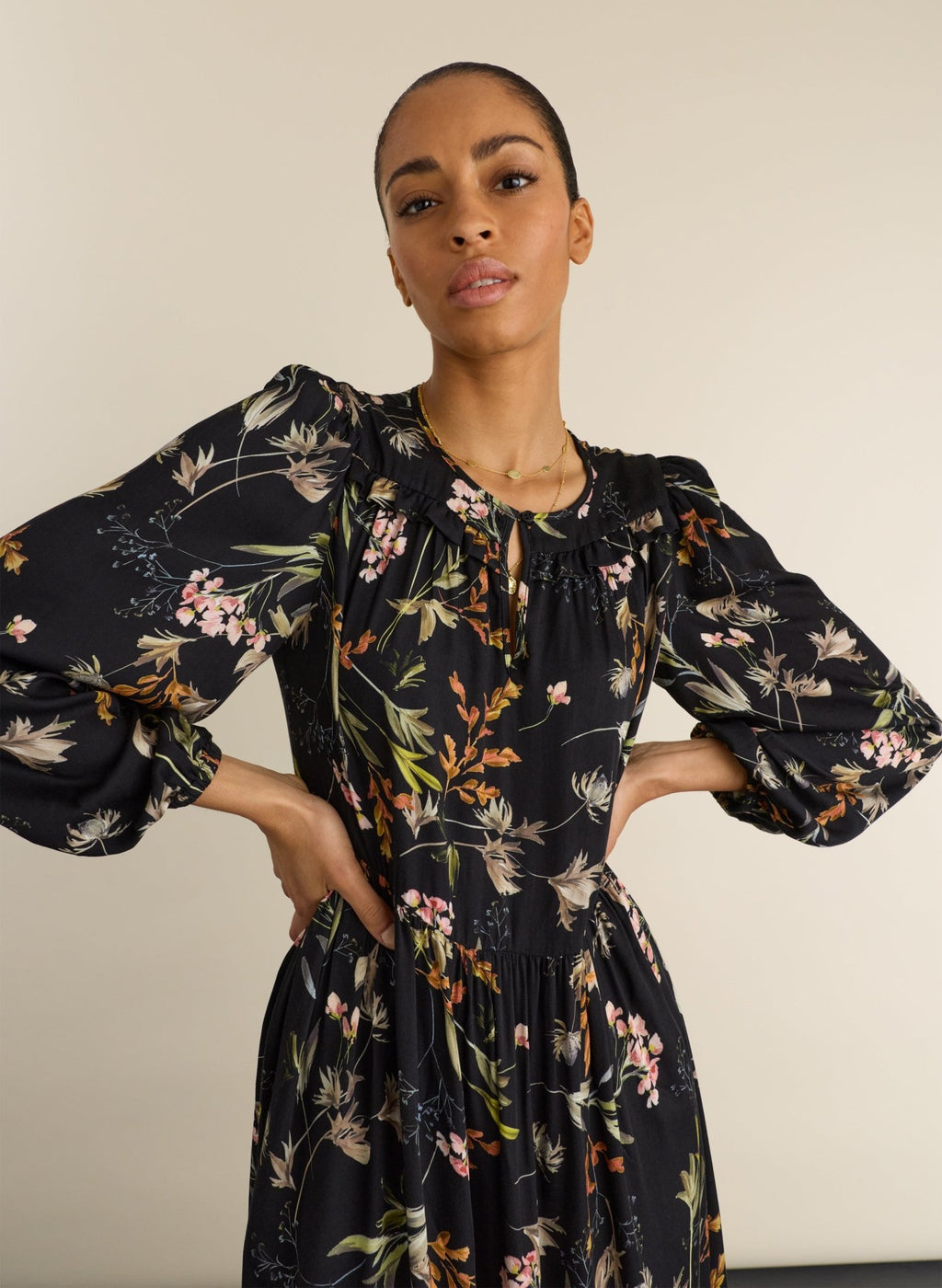 Emily Satin Midi Dress - Black Floral Baukjen