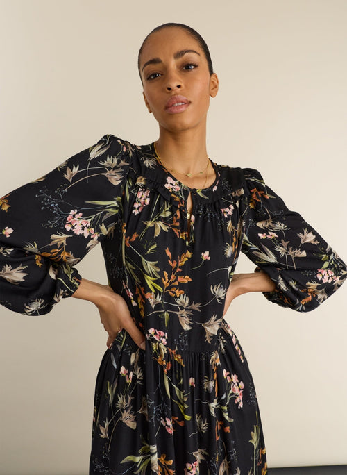 Emily Satin Midi Dress - Black Floral Baukjen