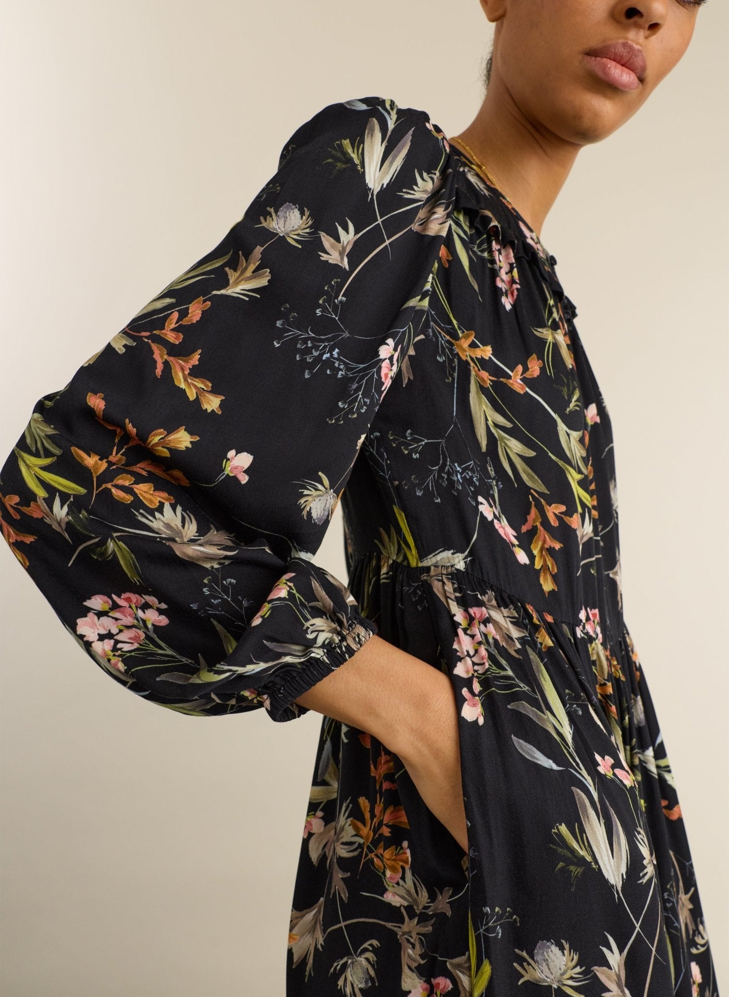 Emily Satin Midi Dress - Black Floral Baukjen
