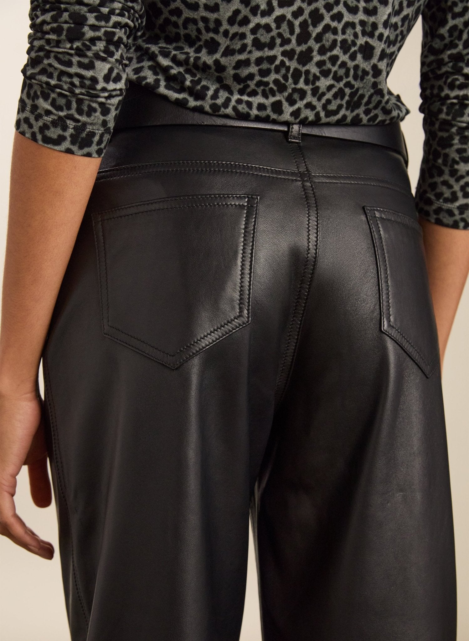 Esin Leather Barrel Leg Trousers - Caviar Black Baukjen
