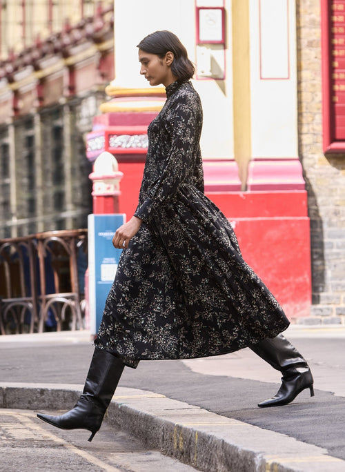 Helena Printed Midi Dress - Black Floral Sprig Baukjen
