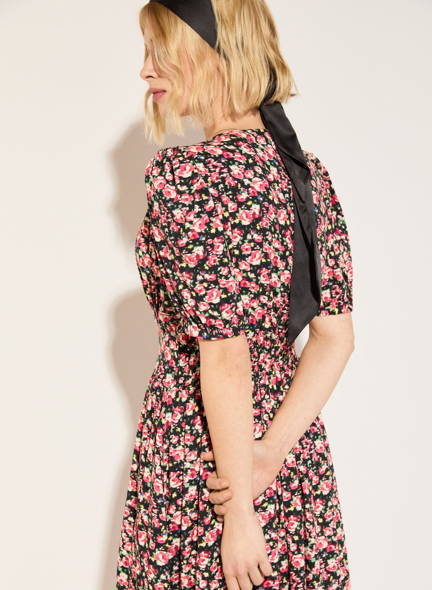 Holly V - Neck Waisted Midi Dress - Black Rose Floral Baukjen