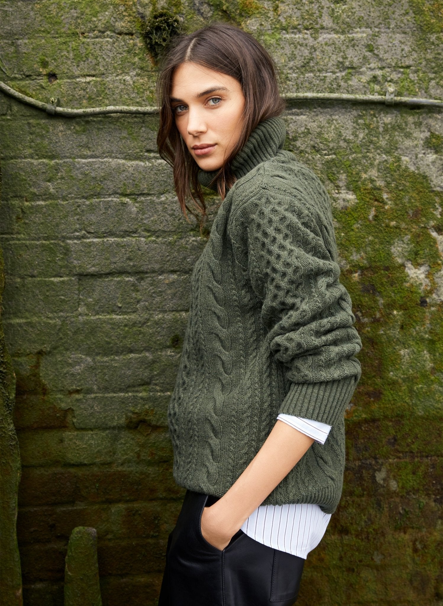 Juno Wool Blend Cable Turtleneck Jumper - Dark Olive Baukjen