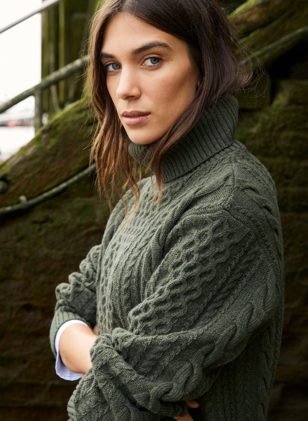 Juno Wool Blend Cable Turtleneck Jumper - Dark Olive Baukjen