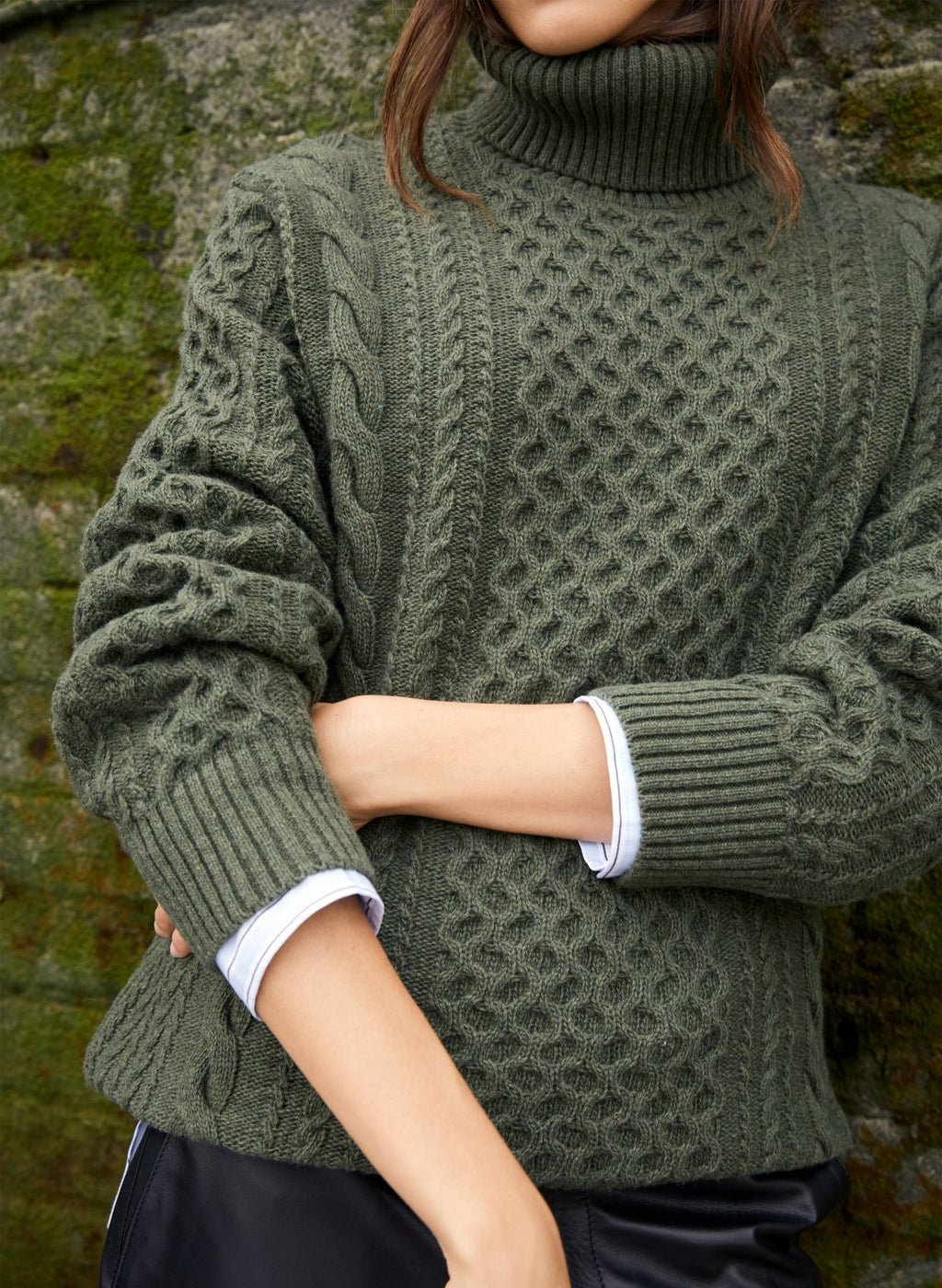 Juno Wool Blend Cable Turtleneck Jumper - Dark Olive Baukjen