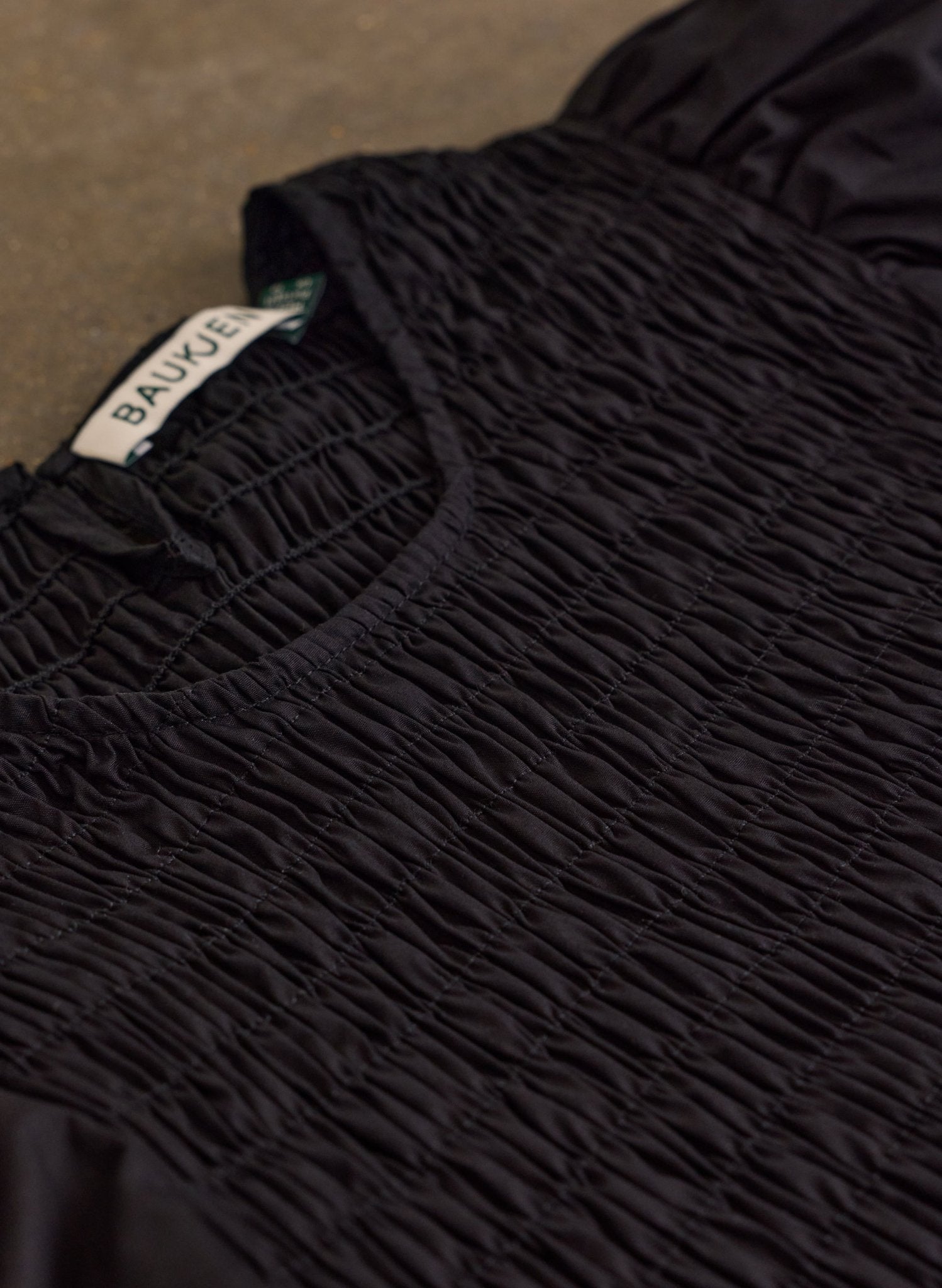 Lillie Organic Smocked Top - Caviar Black Baukjen