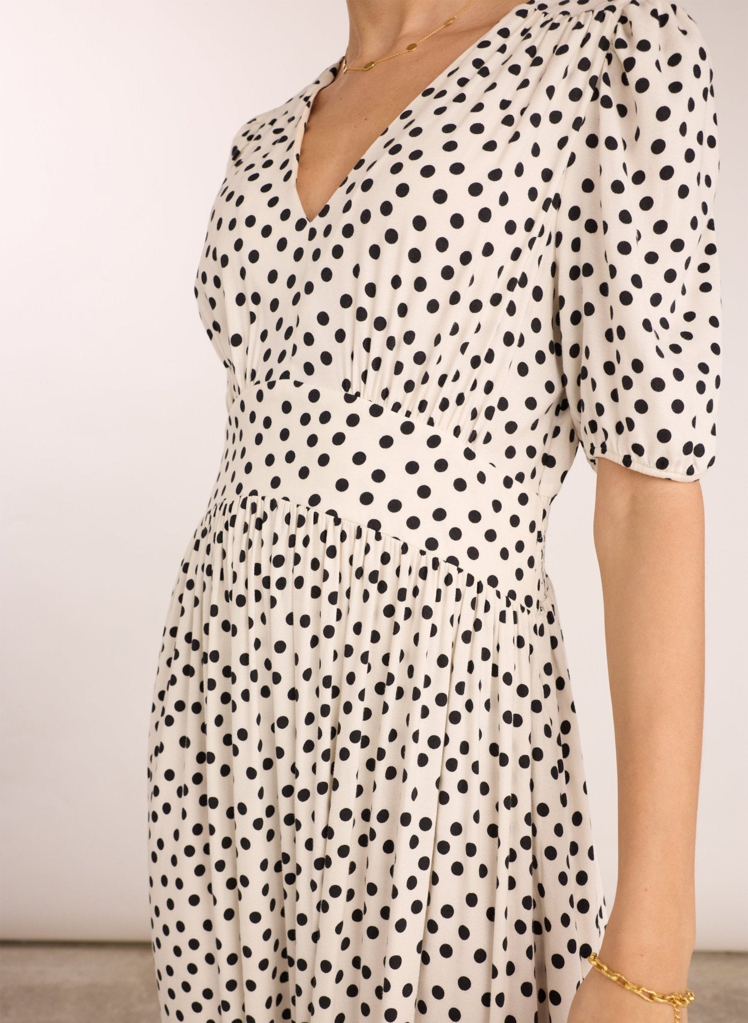 Lina Printed Midi Dress - Cream Polka Baukjen