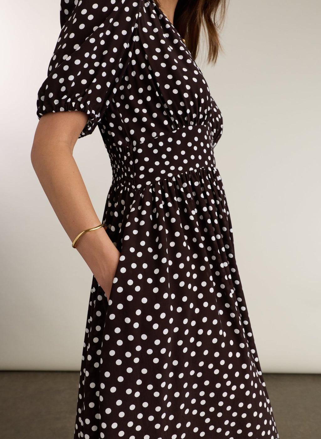 Lina Waist-Cinching Dress - Dark Chocolate Polka Baukjen