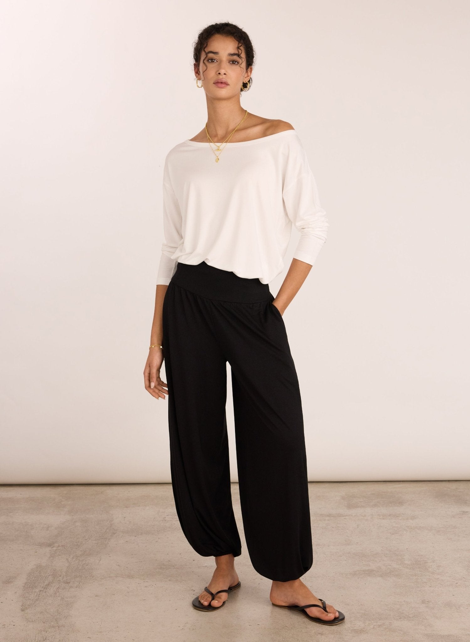 Lizzie Relaxed Off the Shoulder Top - Pure White Baukjen