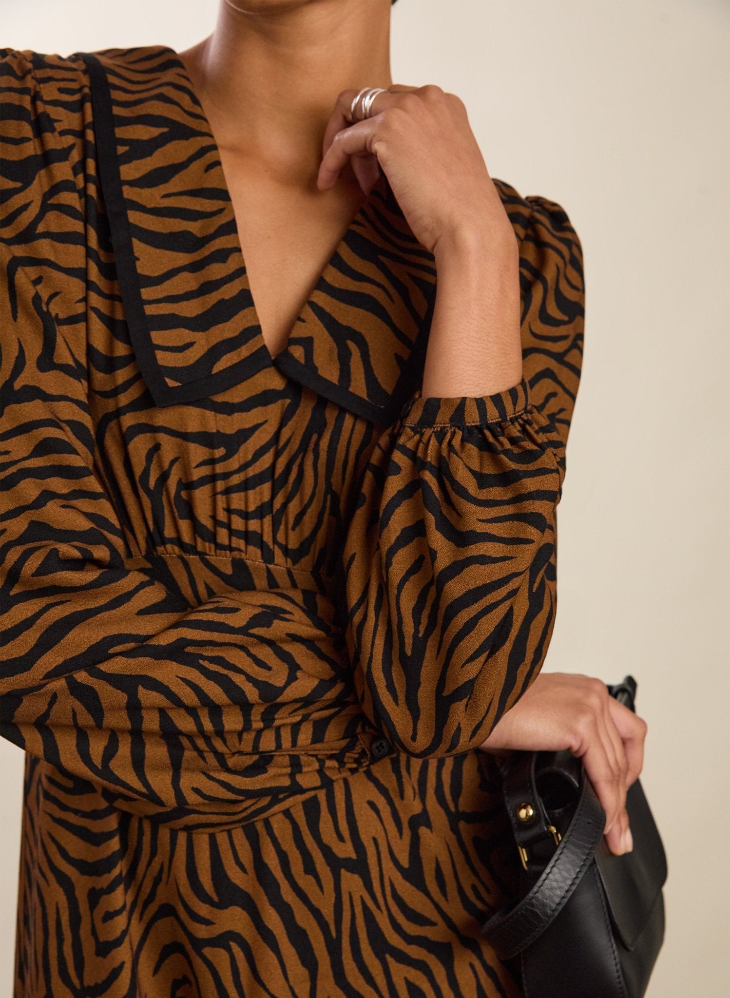 Lorelai Printed Midi Dress - Chocolate Tiger Baukjen