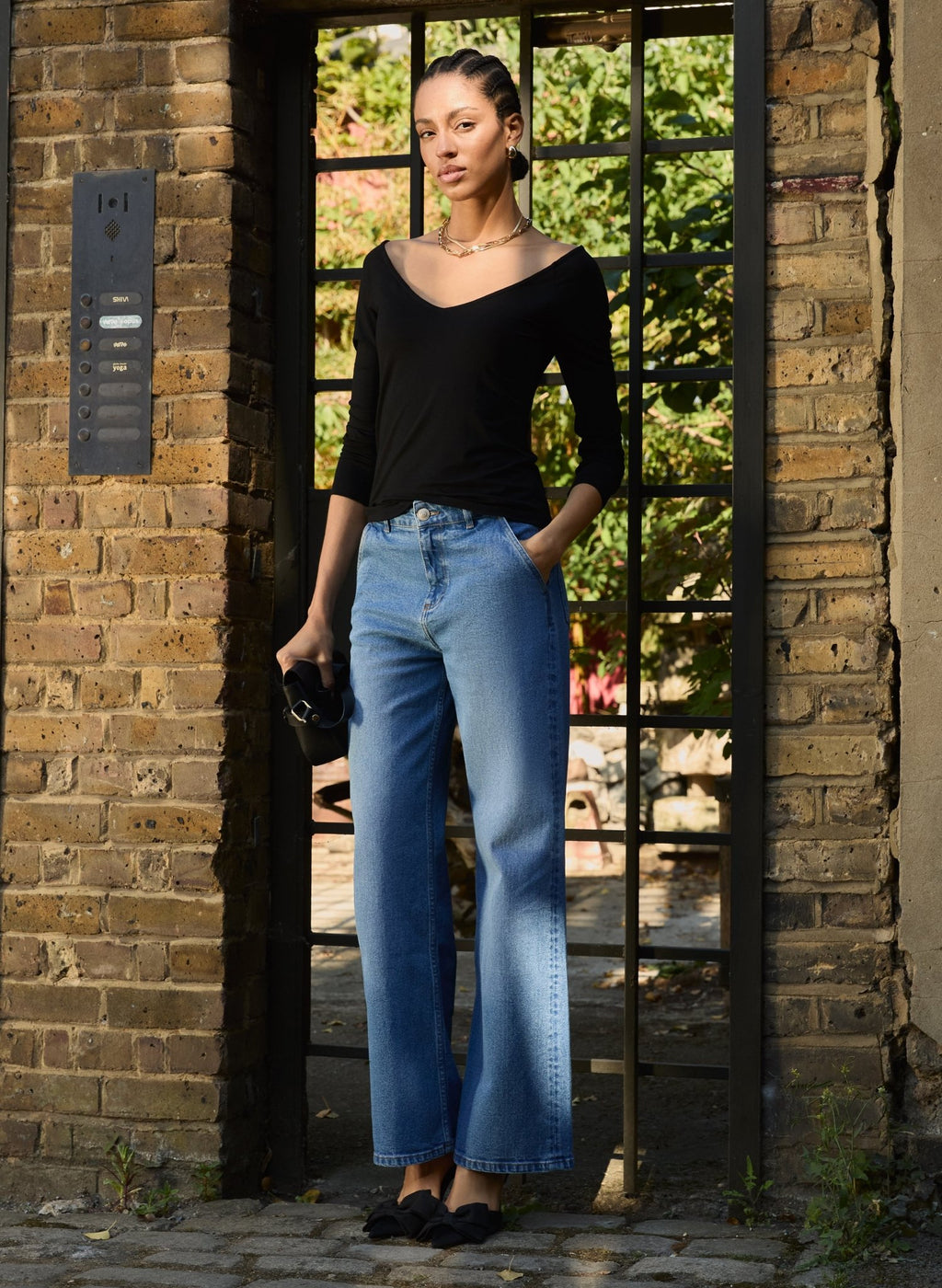 Luzia Deep V - Neck Top - Caviar Black Baukjen