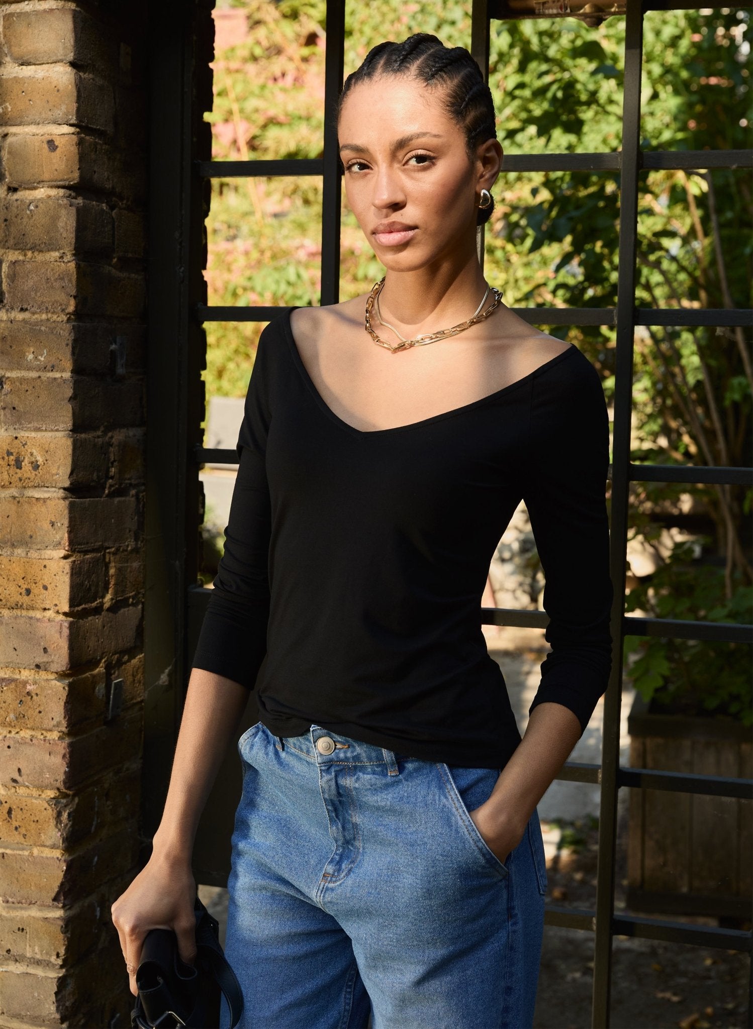 Luzia Deep V - Neck Top - Caviar Black Baukjen