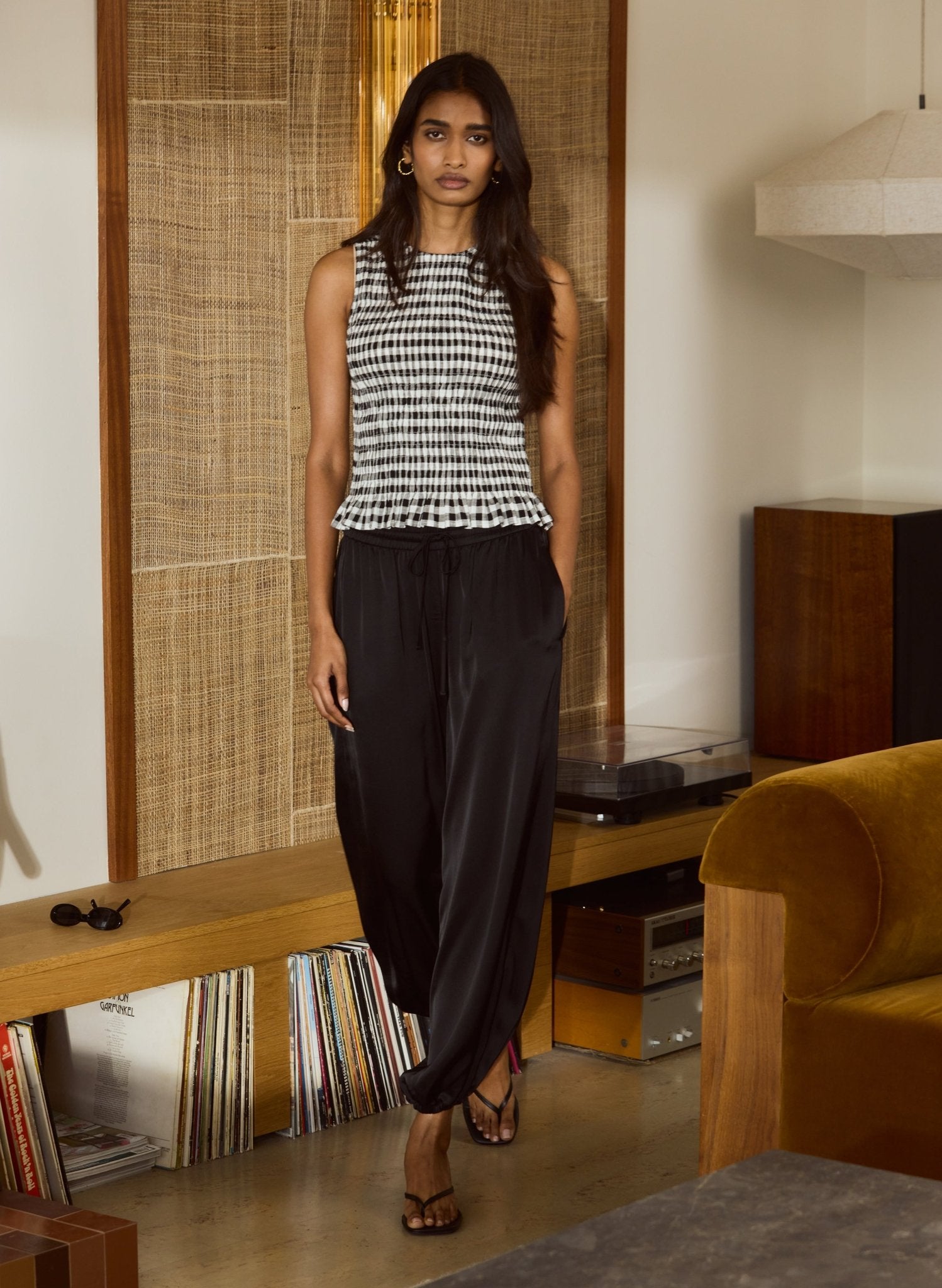 Maggie Linen Gingham Sleeveless Smocked Top - Black & White Gingham Baukjen