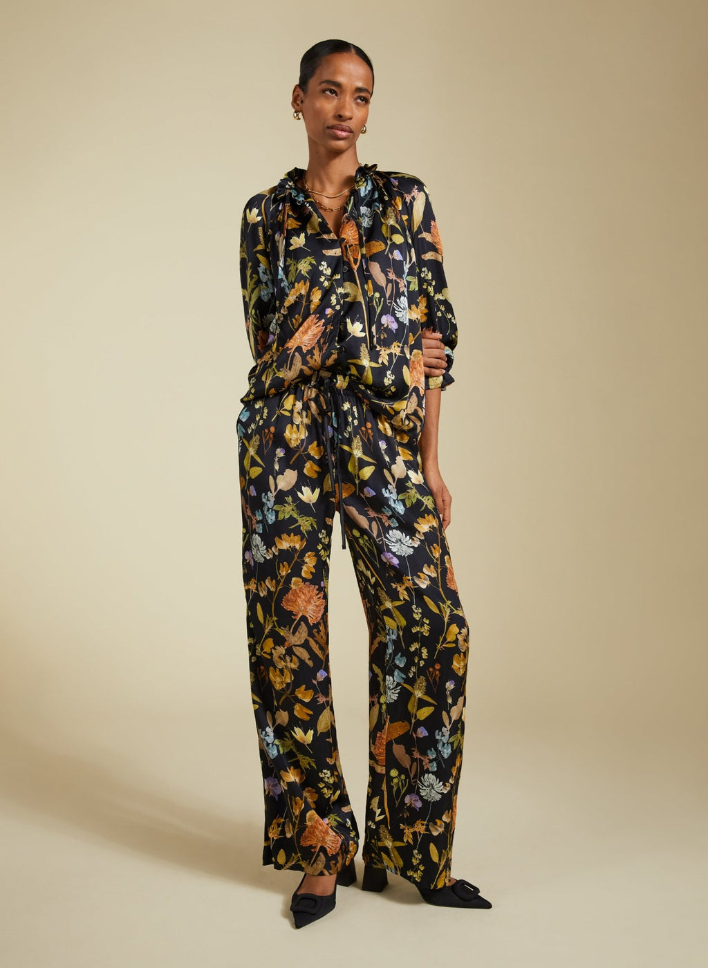 Mandy Printed Satin Trousers - Black Botanical Baukjen