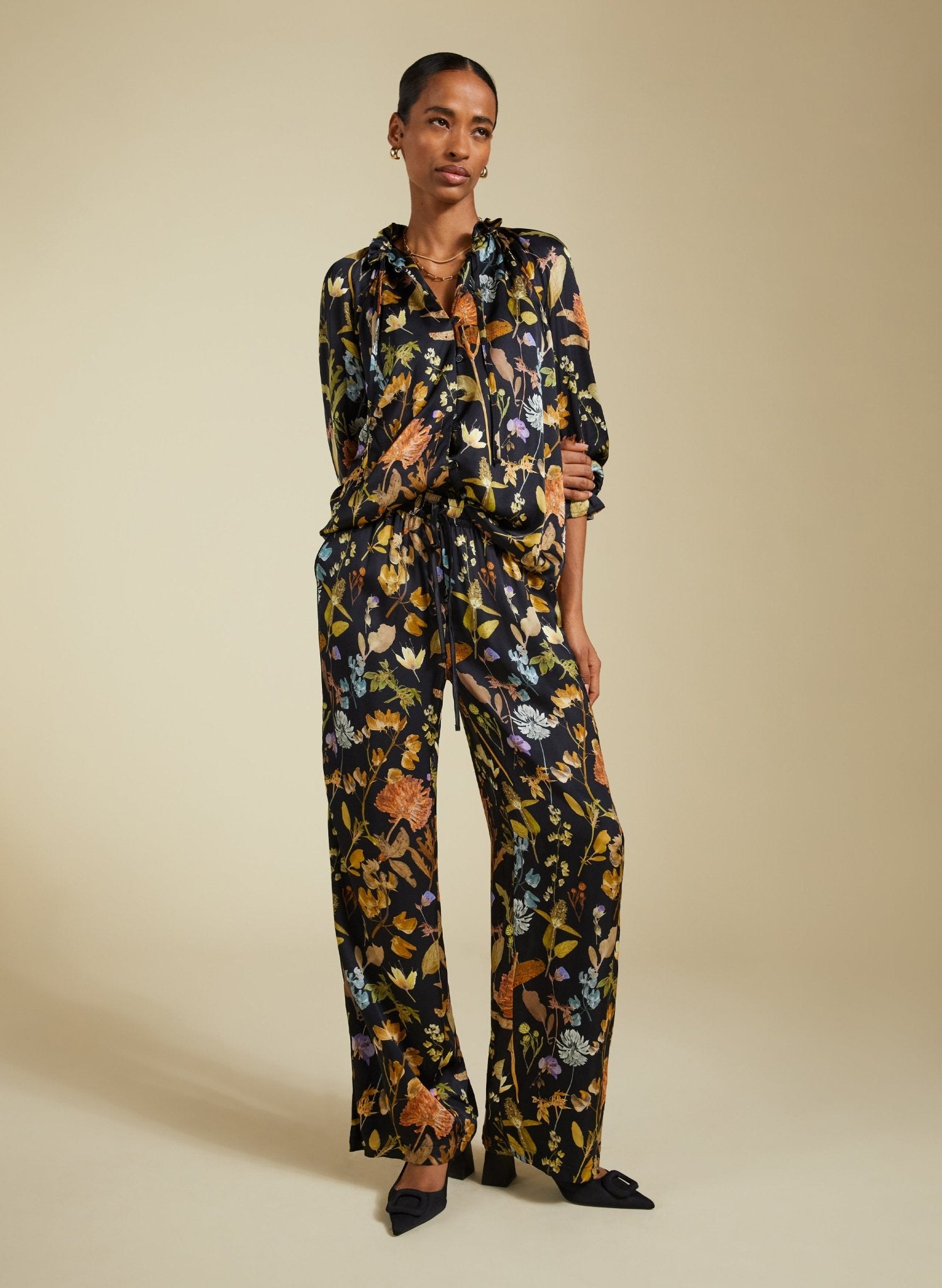 Mandy Printed Satin Trousers - Black Botanical Baukjen