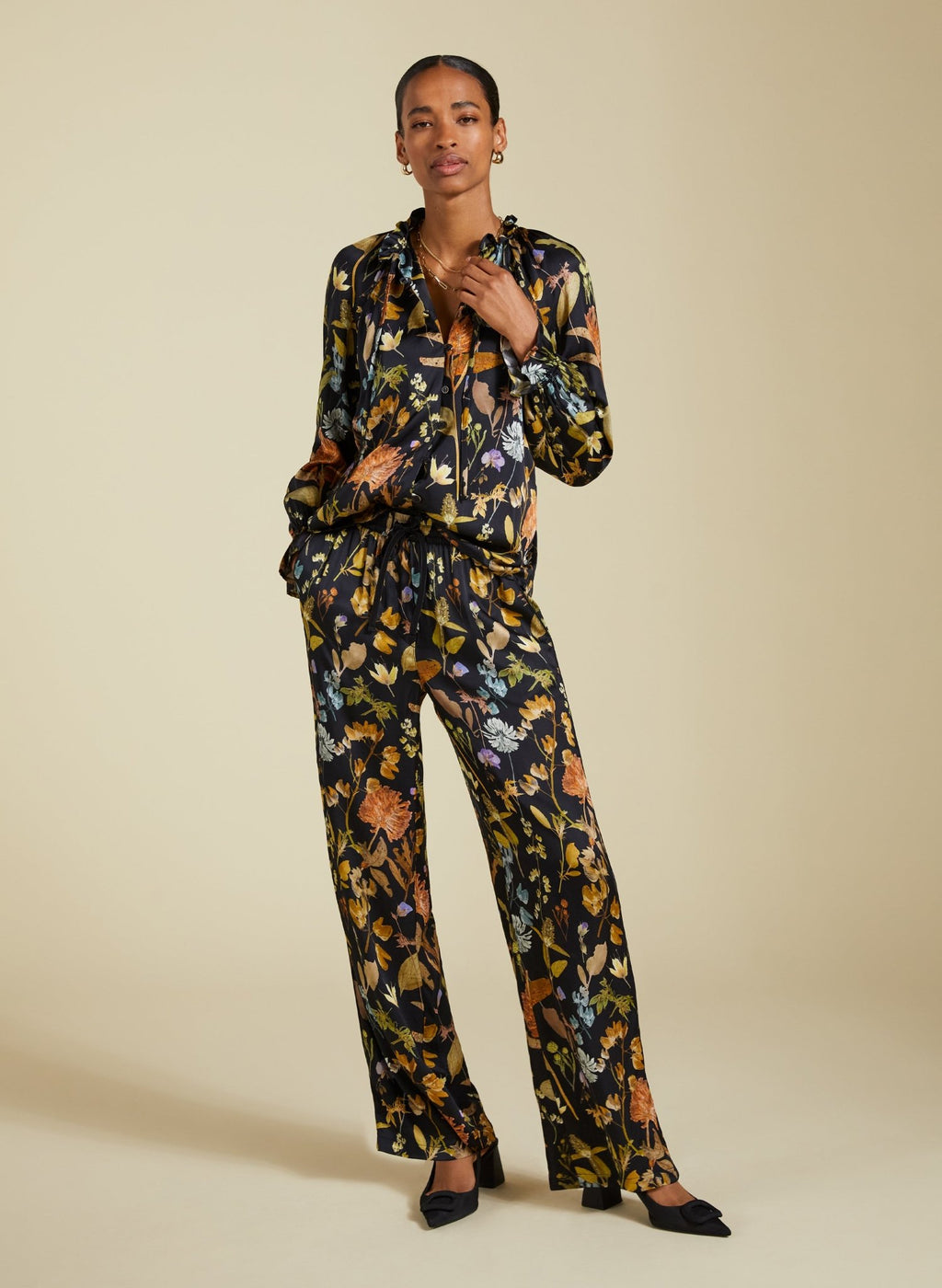 Mandy Printed Satin Trousers - Black Botanical Baukjen