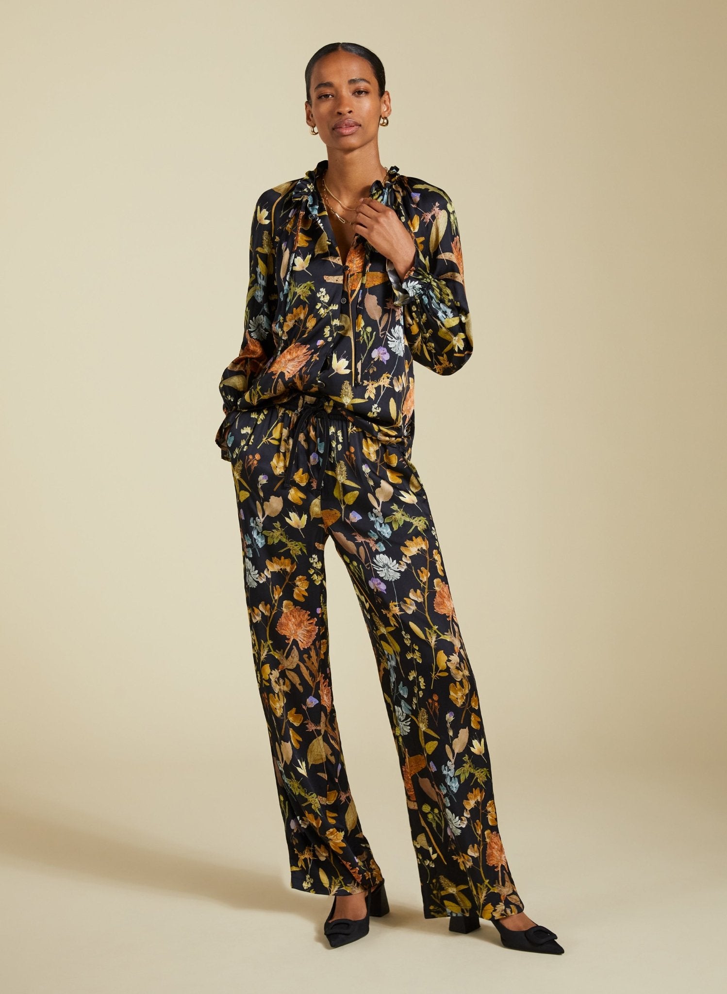 Mandy Printed Satin Trousers - Black Botanical Baukjen