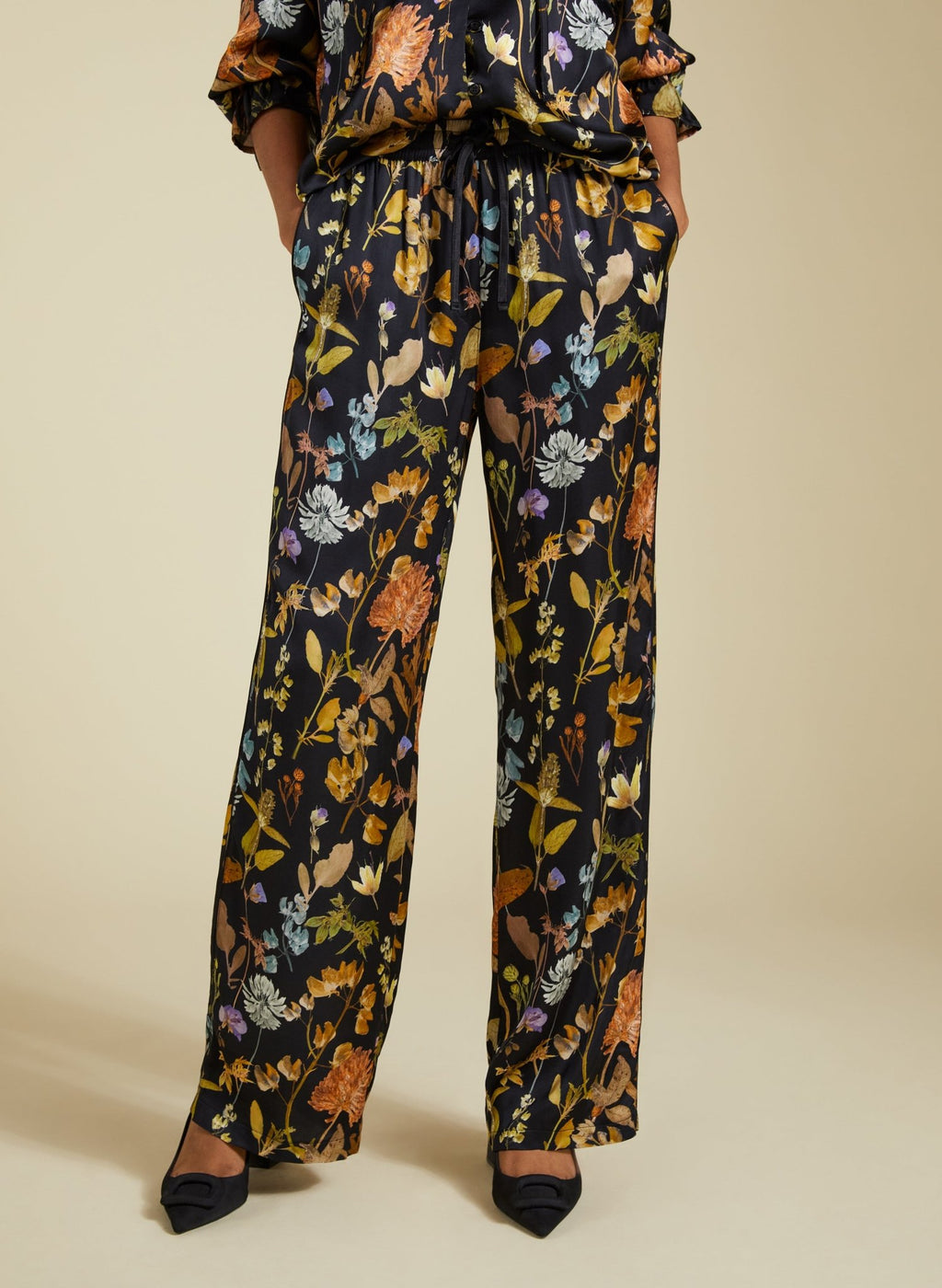 Mandy Printed Satin Trousers - Black Botanical Baukjen