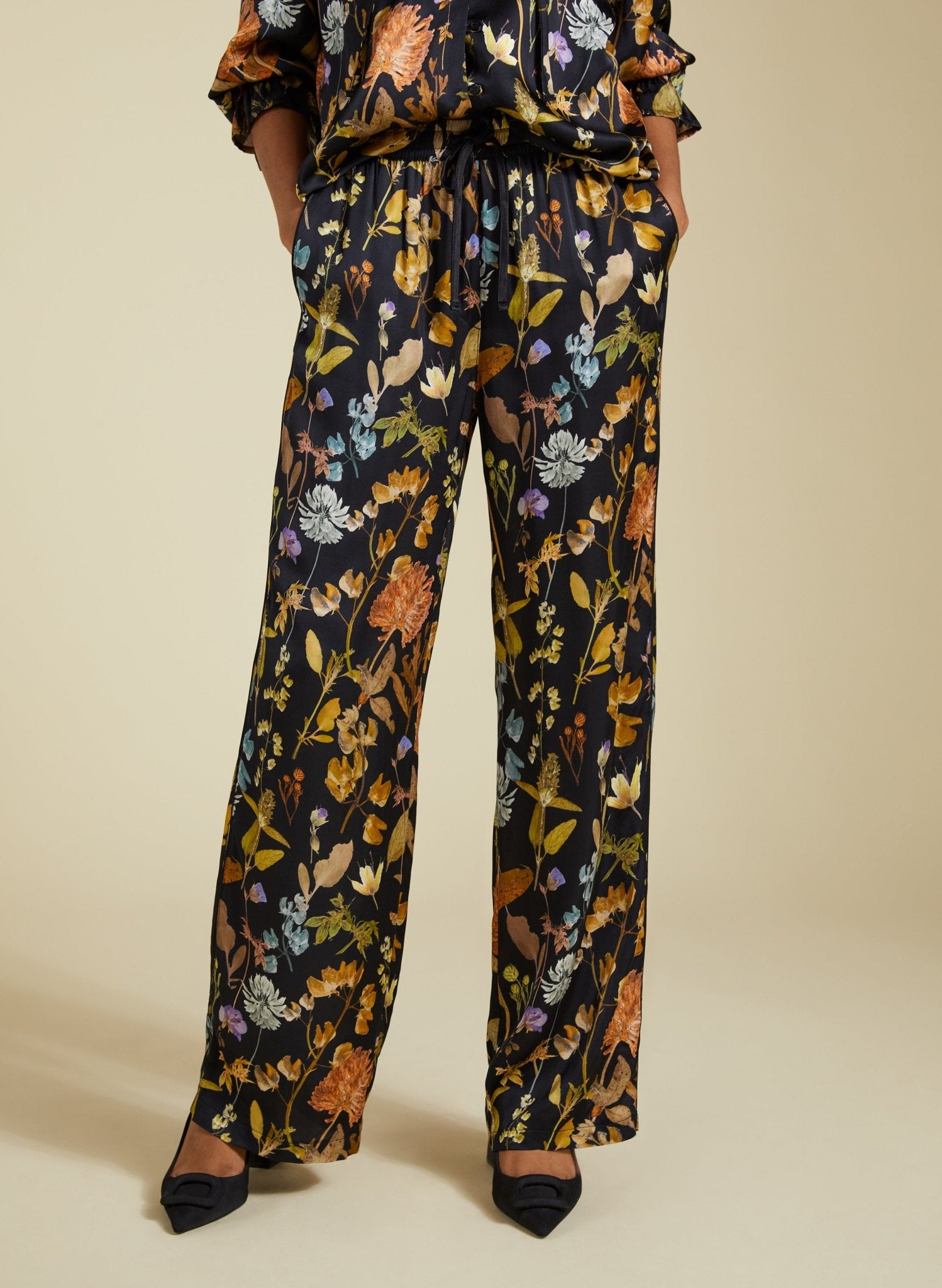 Mandy Printed Satin Trousers - Black Botanical Baukjen