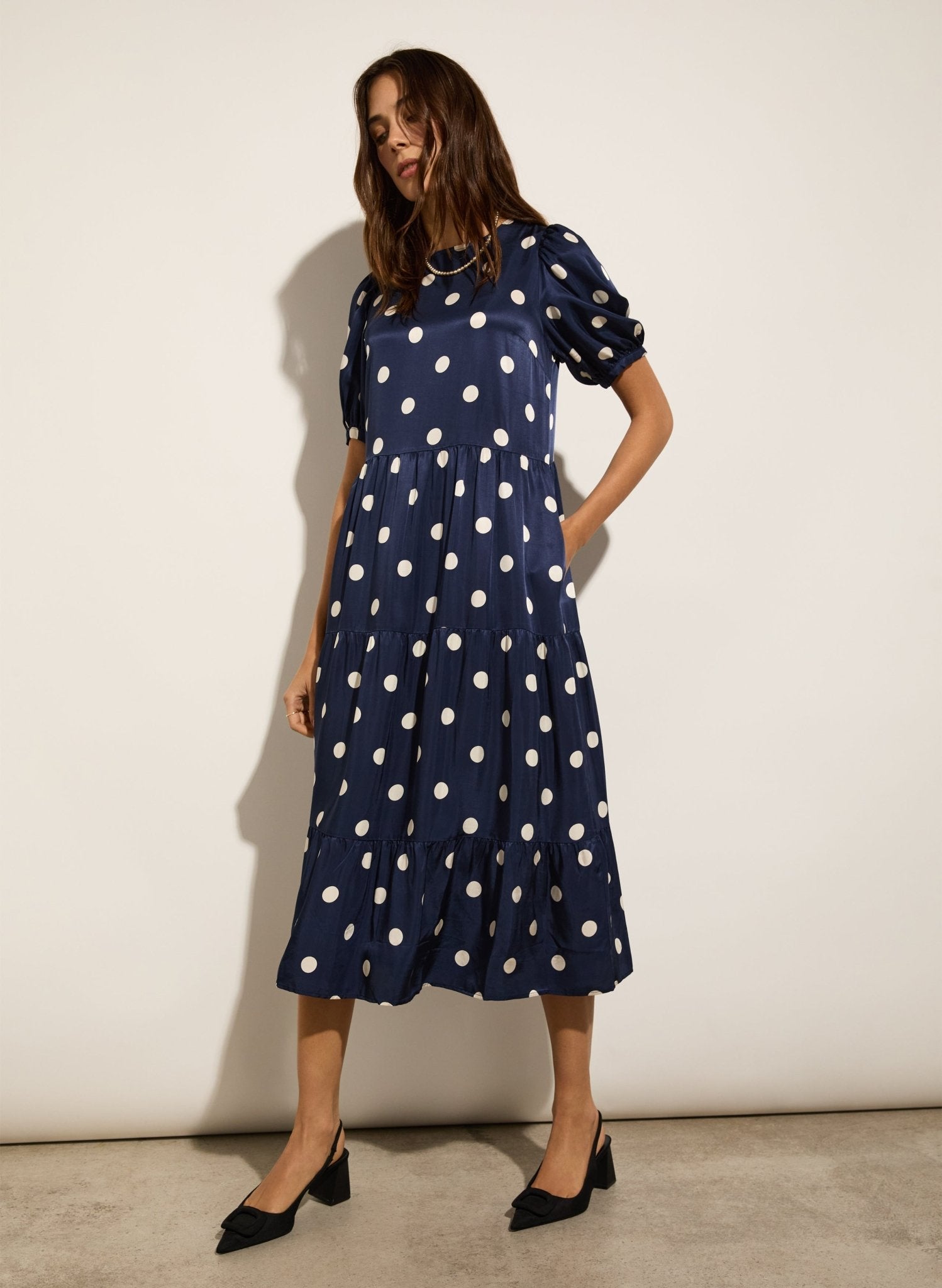 Manon Satin Dress - Navy Big Polka Baukjen