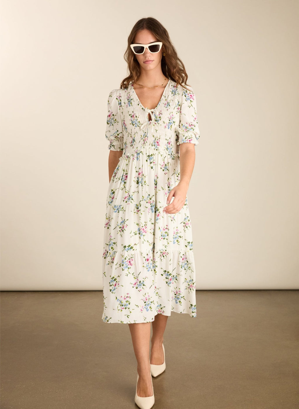 Melania Smock Midi Dress - White Bouquet Baukjen
