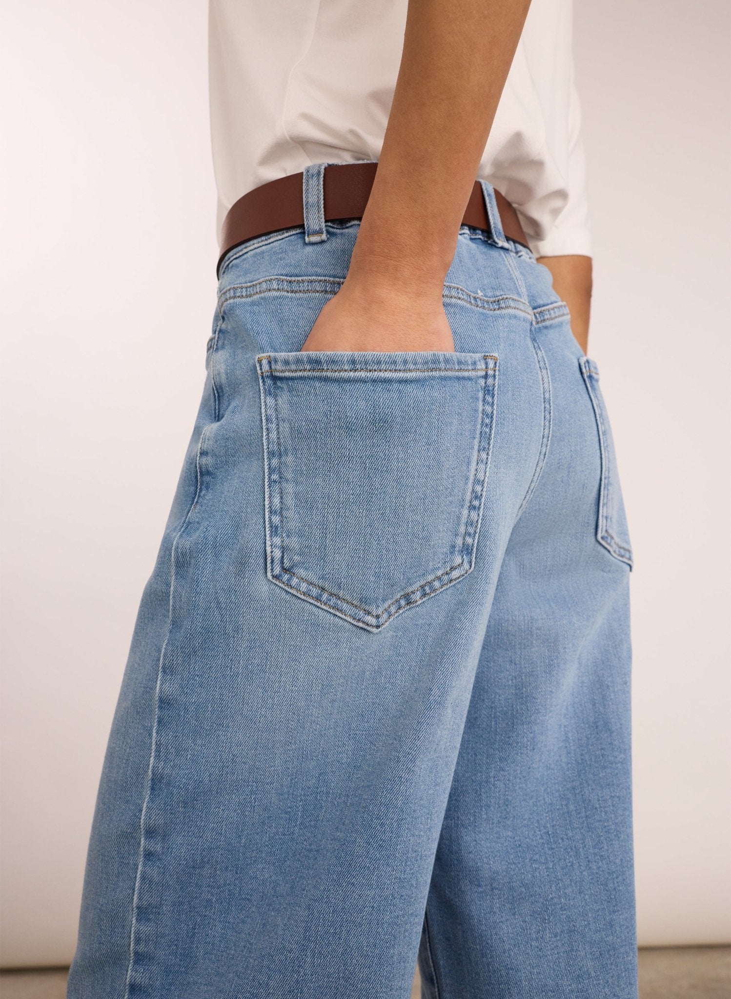 Nixi Organic Cotton Stretch Denim Barrel Jeans - Pale Indigo Wash Baukjen