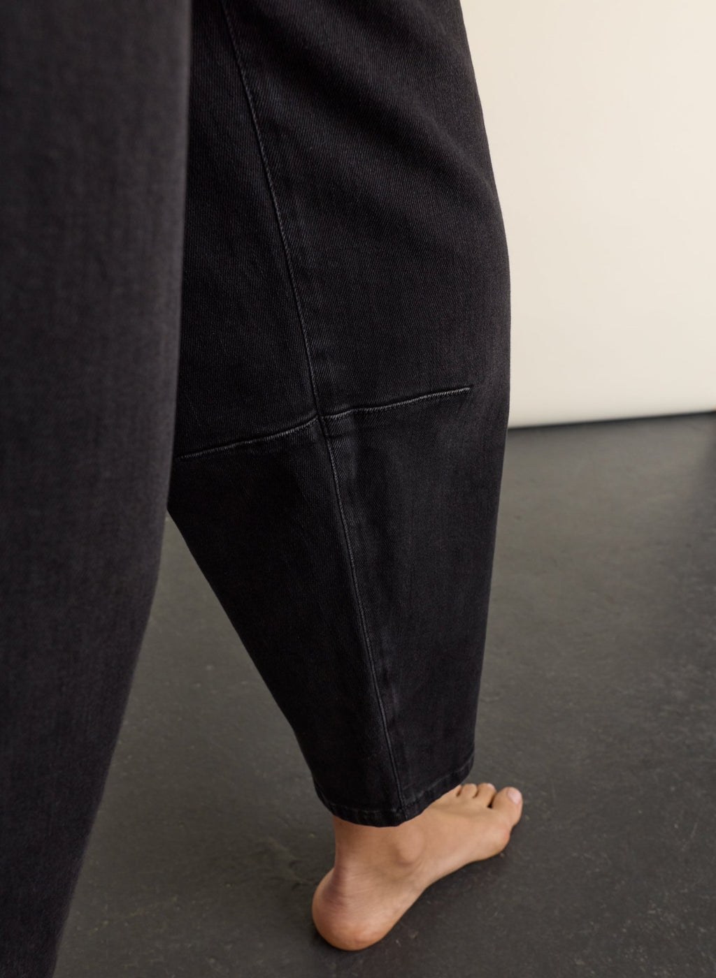 Nixi Organic Cotton Stretch Denim Barrel Jeans - Washed Black Baukjen