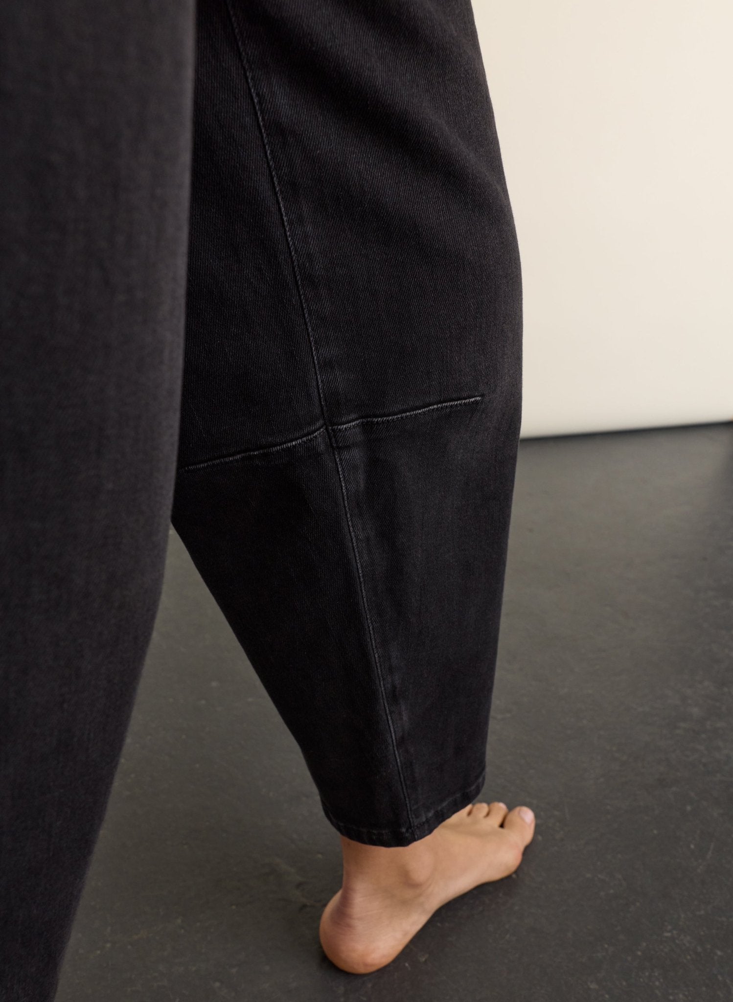 Nixi Organic Cotton Stretch Denim Barrel Jeans - Washed Black Baukjen