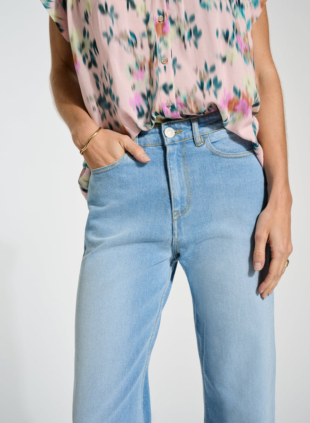 Organic Stretch Cotton Crop Straight Leg Jeans - Light Indigo Wash Baukjen