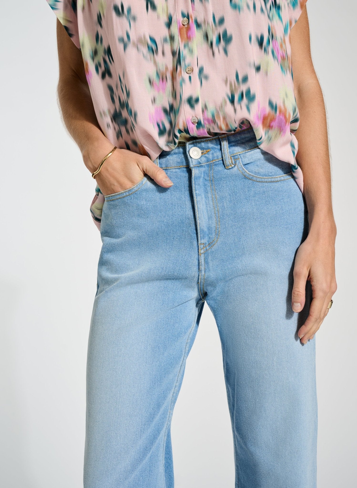 Organic Stretch Cotton Crop Straight Leg Jeans - Light Indigo Wash Baukjen