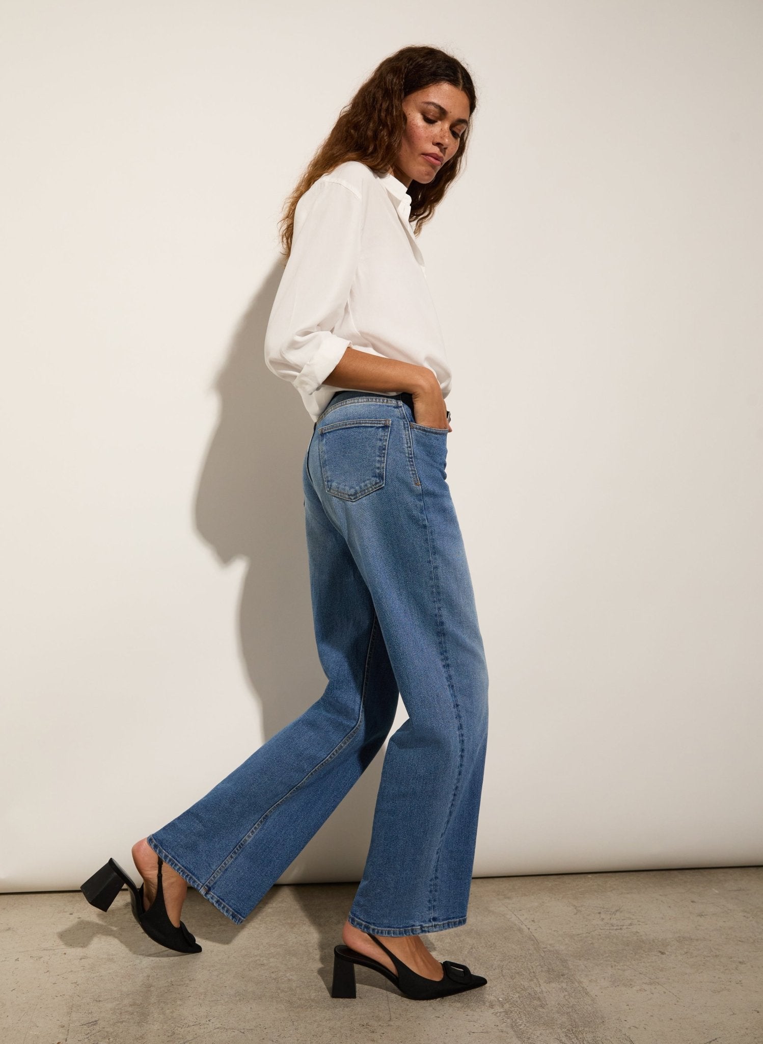 Organic Stretch Cotton Wide Leg Slouch Jeans - Mid Indigo Baukjen