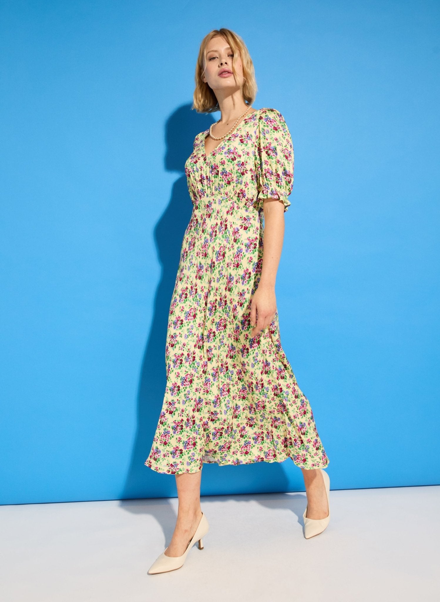 RENT - Lottie Satin Midi Tea Dress - Butter Floral Baukjen